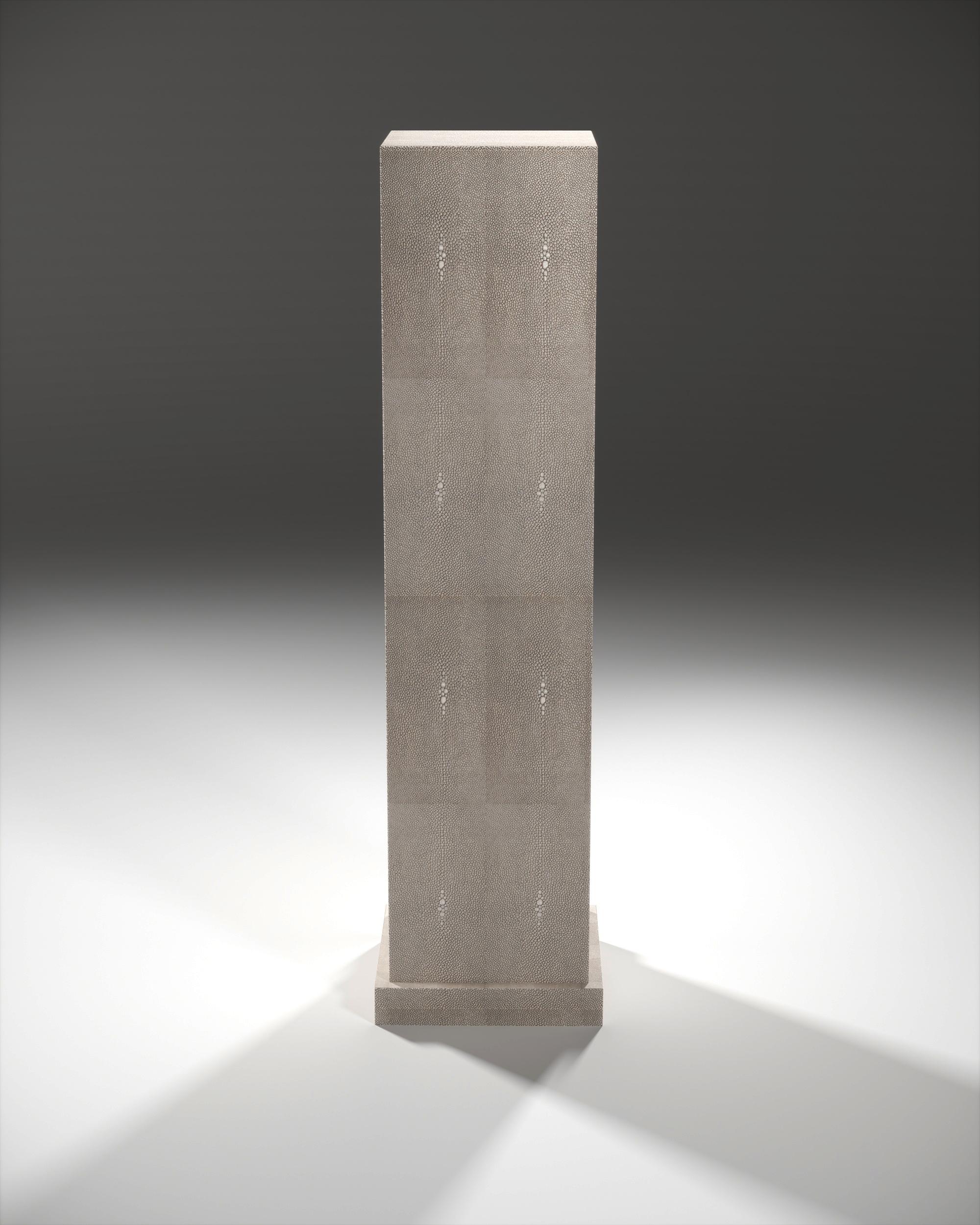 This column in cream shagreen by R&Y Augousti is the ultimate luxury accent piece to support any decorative objet and make it truly stand out. The design is pure with its clean aesthetic, allowing the beauty of the shagreen inlay to stand out.