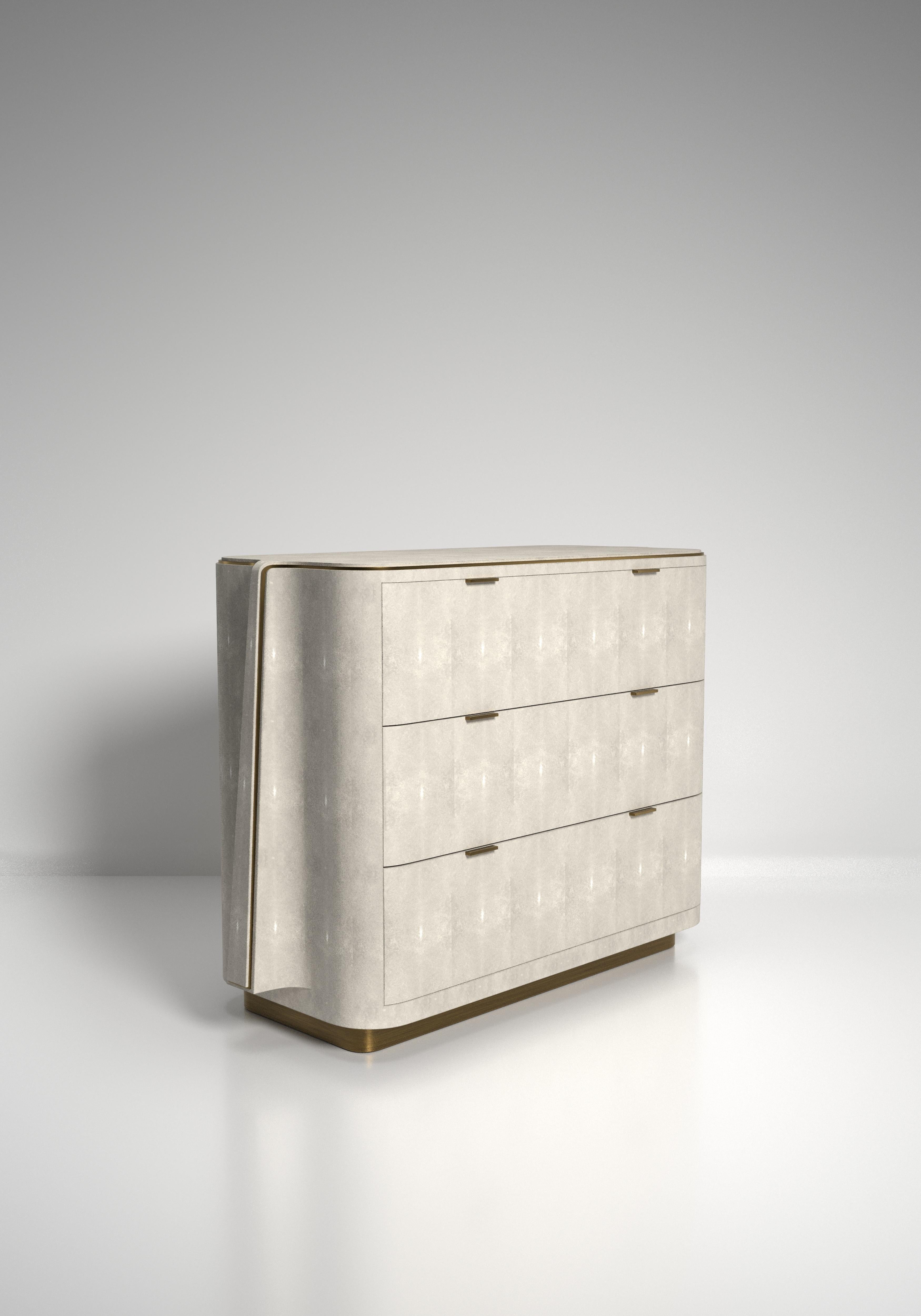 La marca, con sede en París, se ha distinguido desde su lanzamiento por su icónico uso del shagreen mezclado con latón y otros materiales exóticos. Todos los muebles están hechos a mano por artesanos expertos, lo que hace que cada pieza sea única,