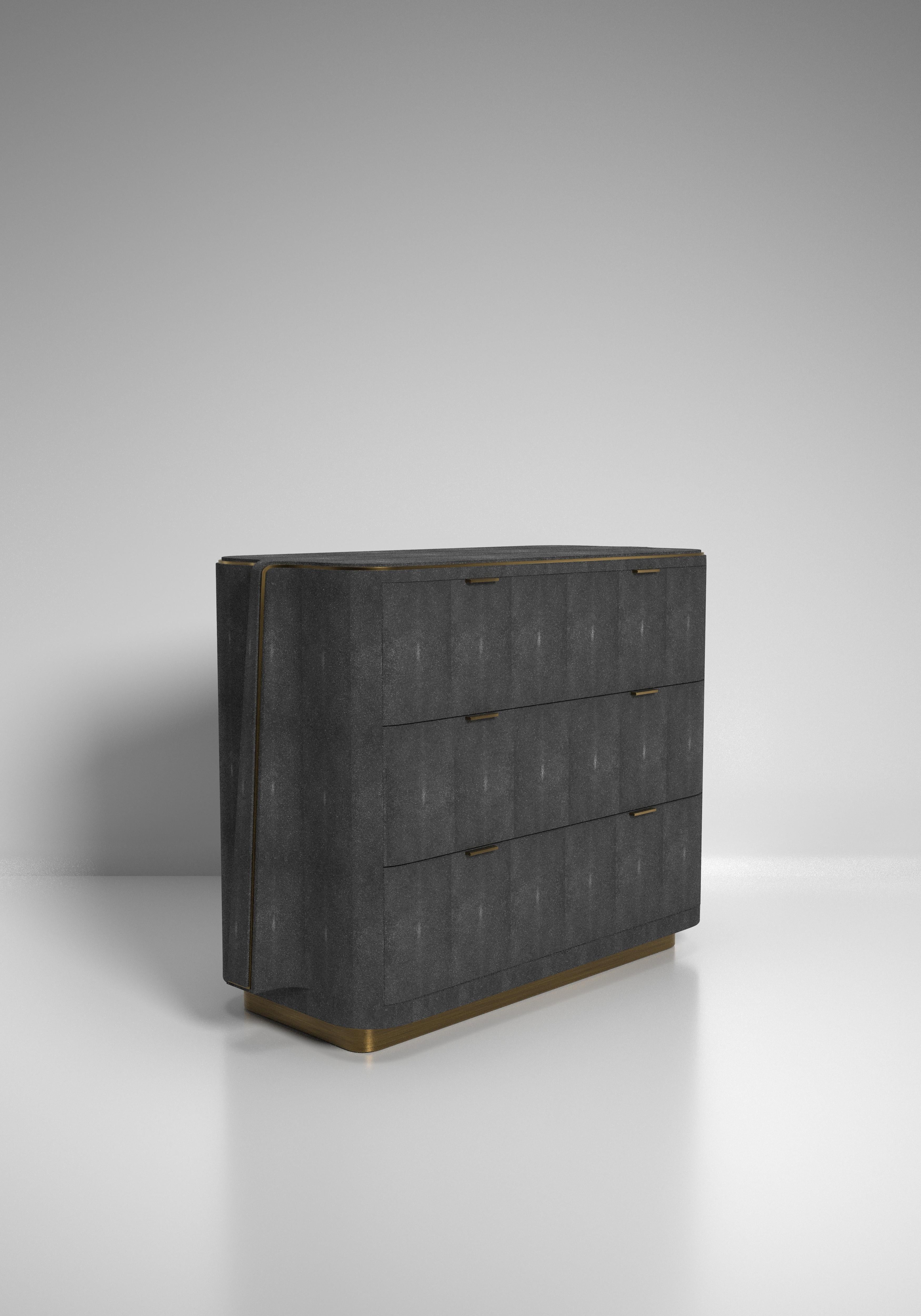 La marca, con sede en París, se ha distinguido desde su lanzamiento por su icónico uso del shagreen mezclado con latón y otros materiales exóticos. Todos los muebles están hechos a mano por artesanos expertos, lo que hace que cada pieza sea única,