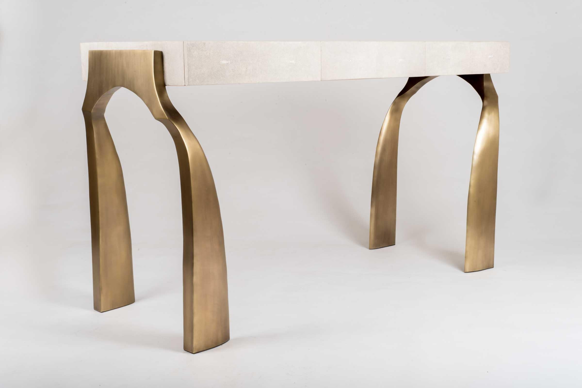 XXI secolo e contemporaneo Console e specchio in zigrino con dettagli in ottone di Kifu Paris / R & Y Augousti in vendita