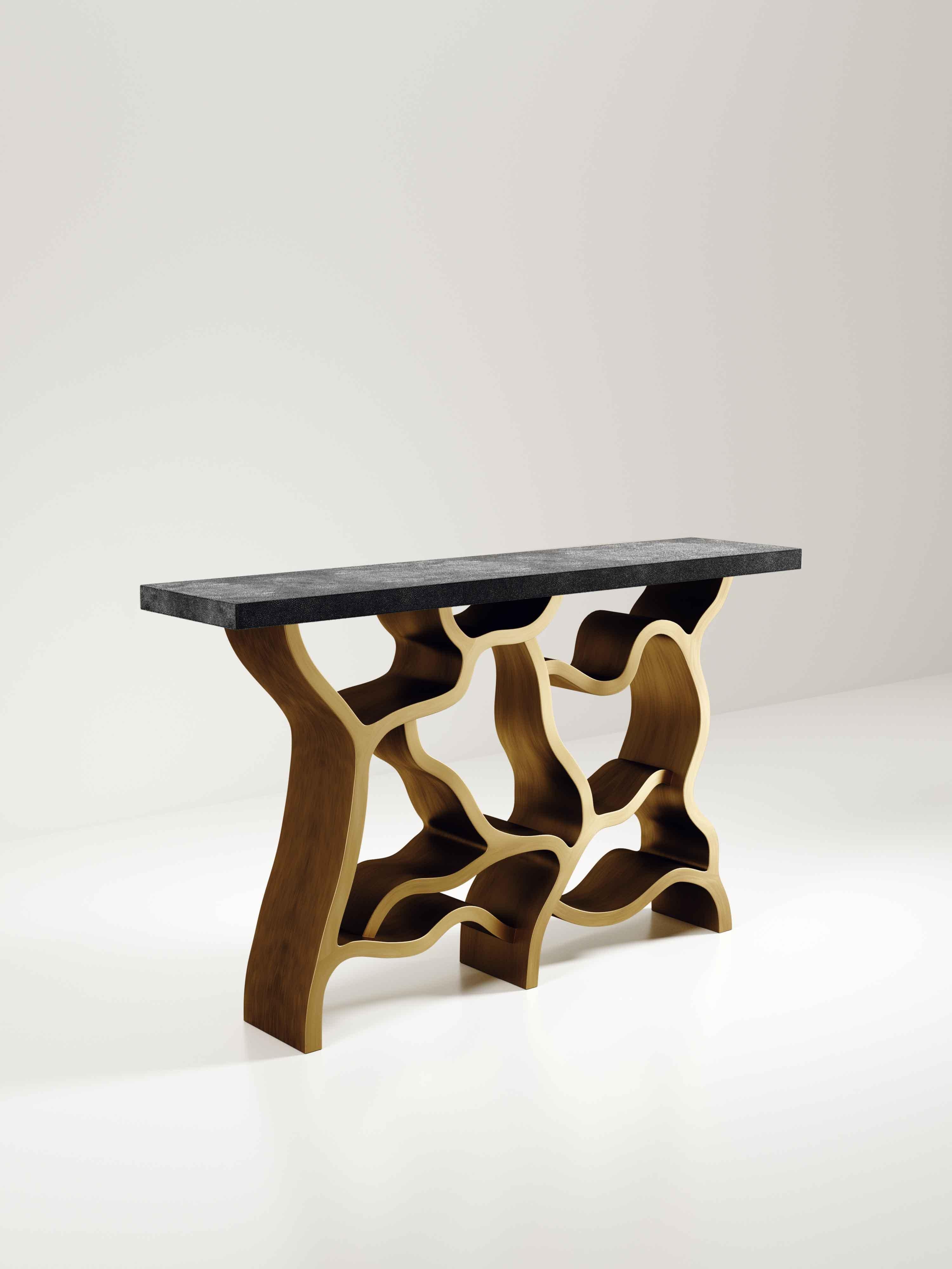 Table console en galuchat avec détails en laiton patiné par Kifu Paris en vente 2