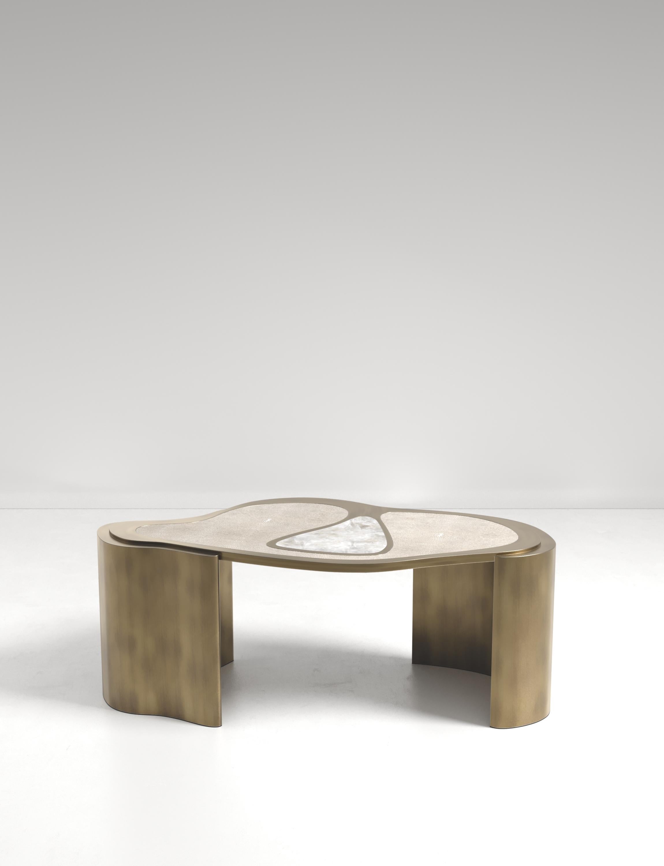 Table console en galuchat avec détails en laiton patiné par Kifu Paris en vente 5