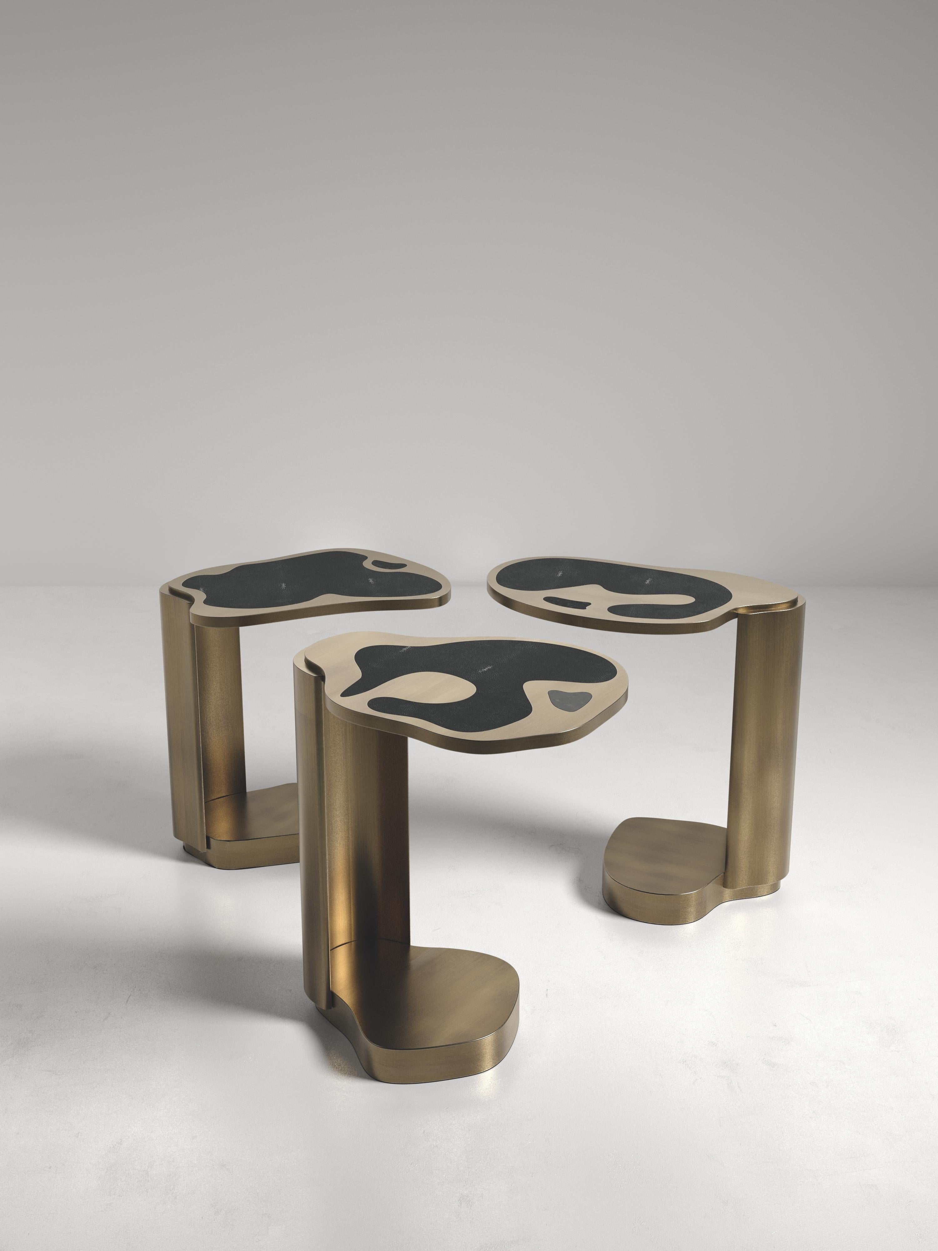 Table console en galuchat avec détails en laiton patiné par Kifu Paris en vente 9