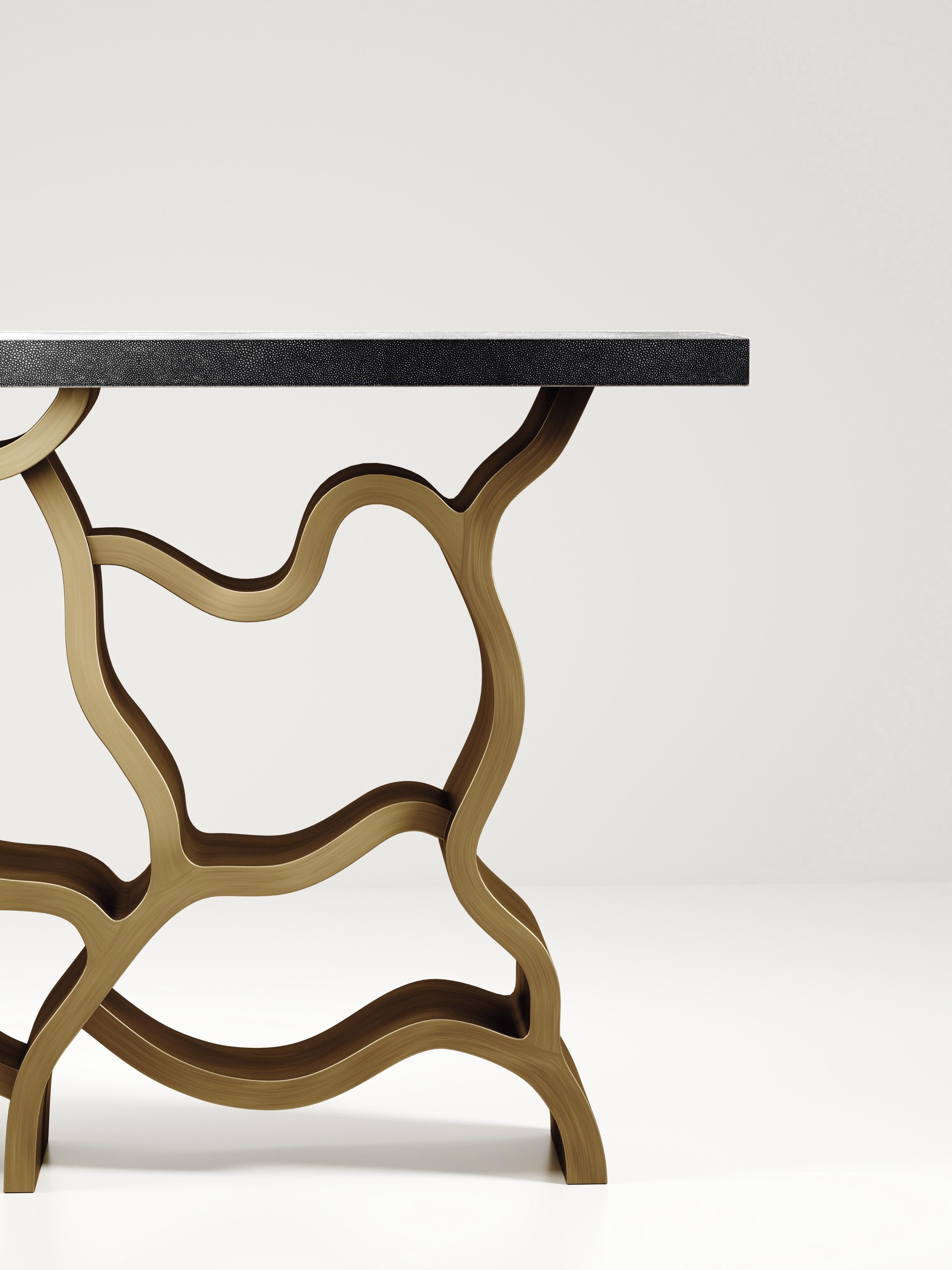 Art déco Table console en galuchat avec détails en laiton patiné par Kifu Paris en vente