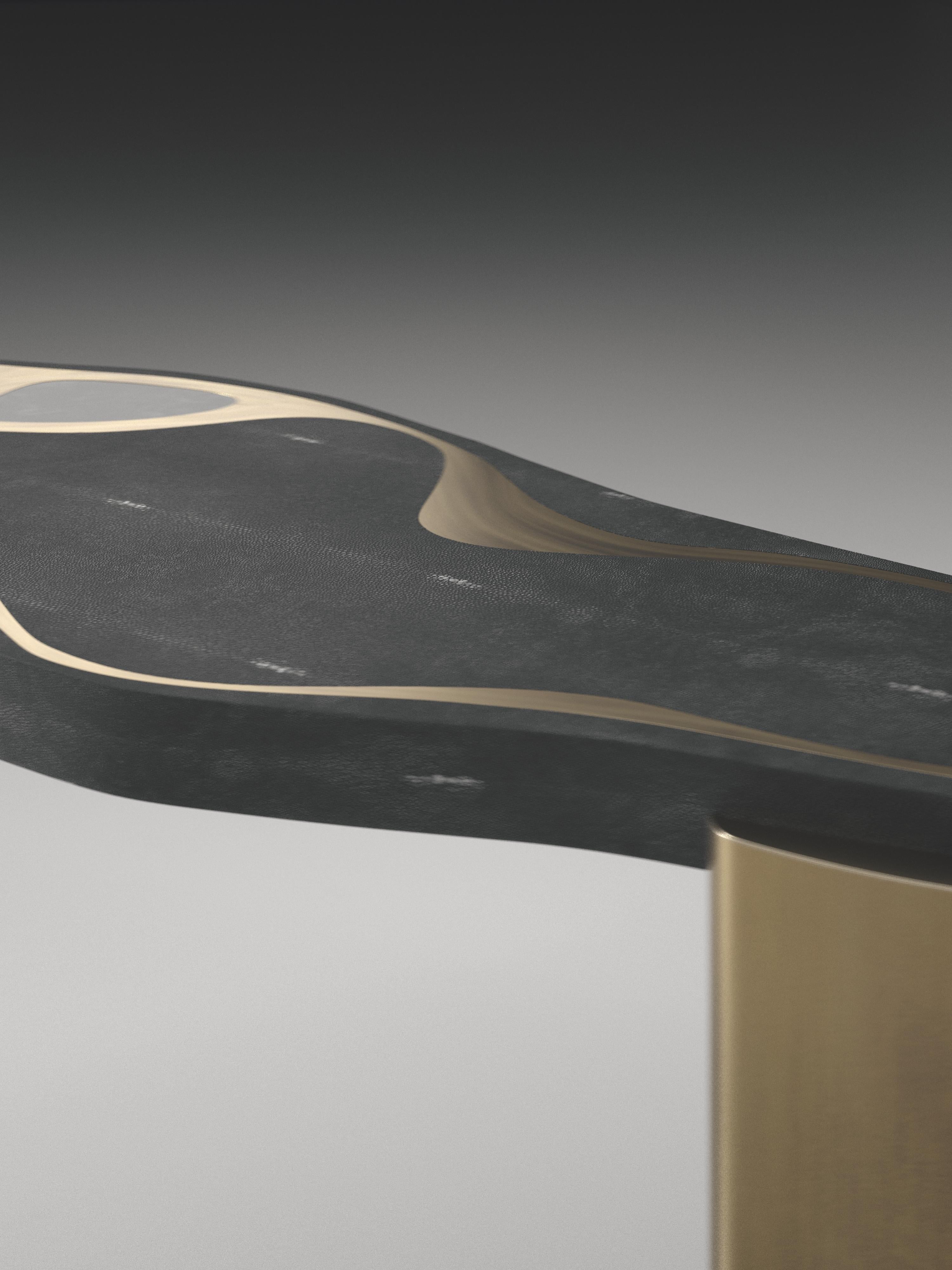 Français Table console en galuchat avec détails en laiton patiné par Kifu Paris en vente