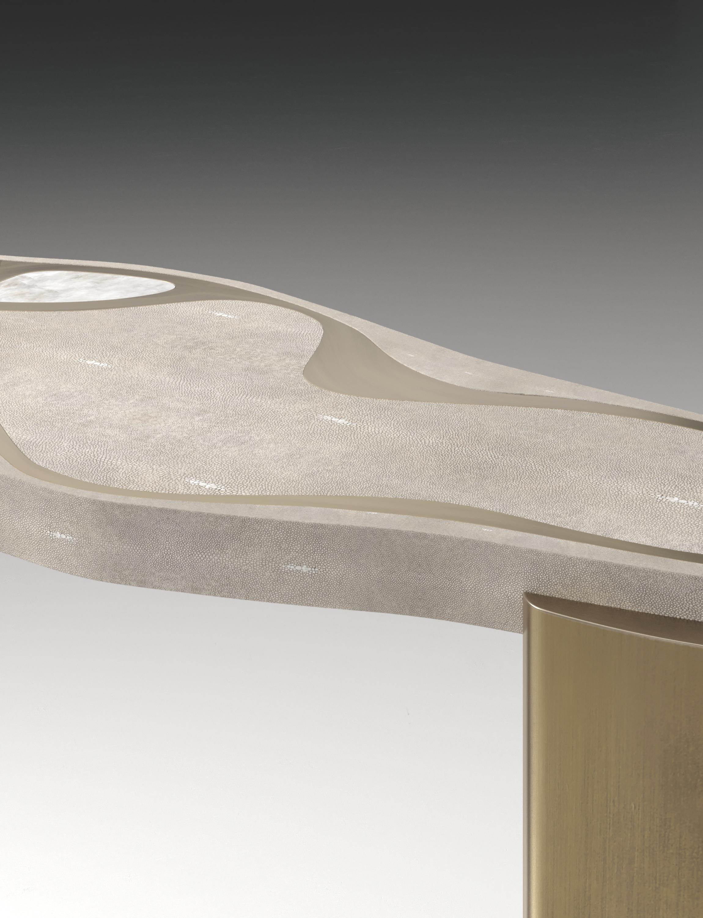 Incrusté Table console en galuchat avec détails en laiton patiné par Kifu Paris en vente