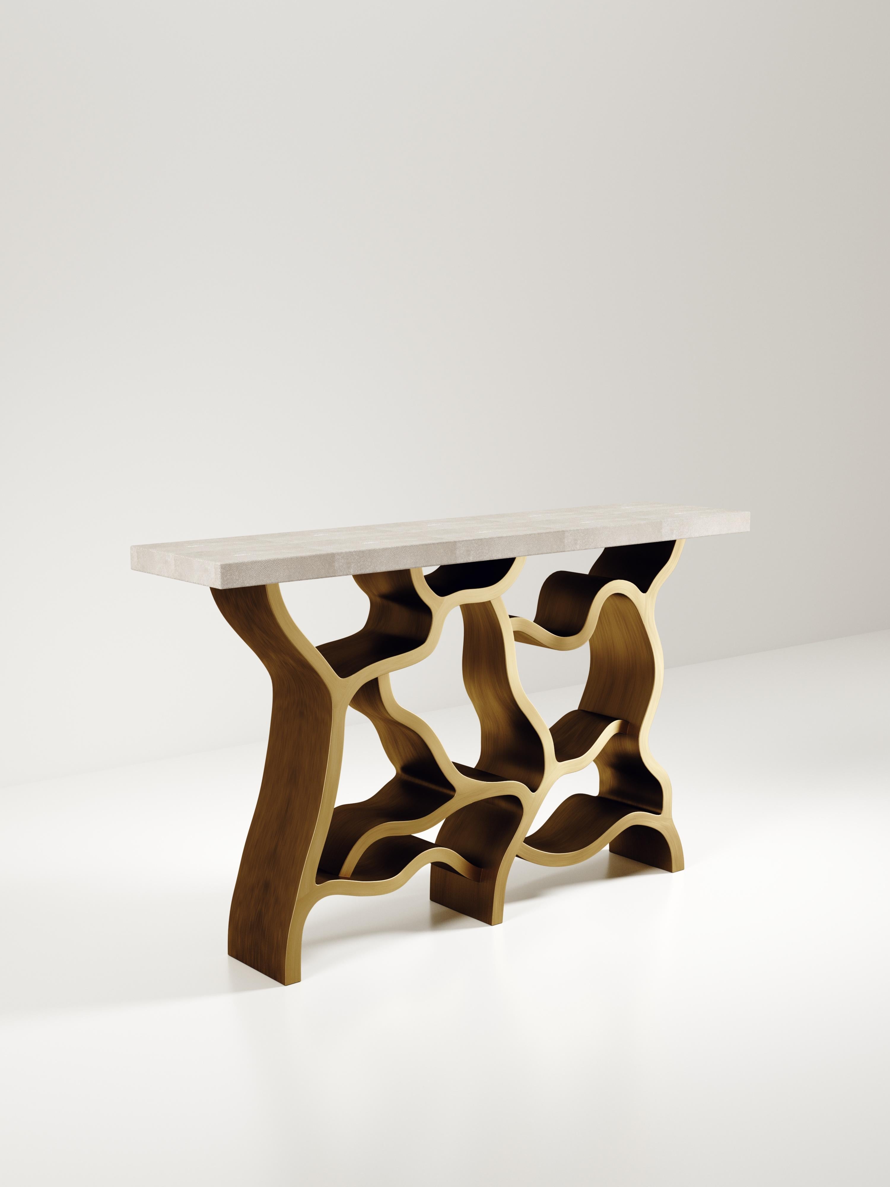 Incrusté Table console en galuchat avec détails en laiton patiné par Kifu Paris en vente