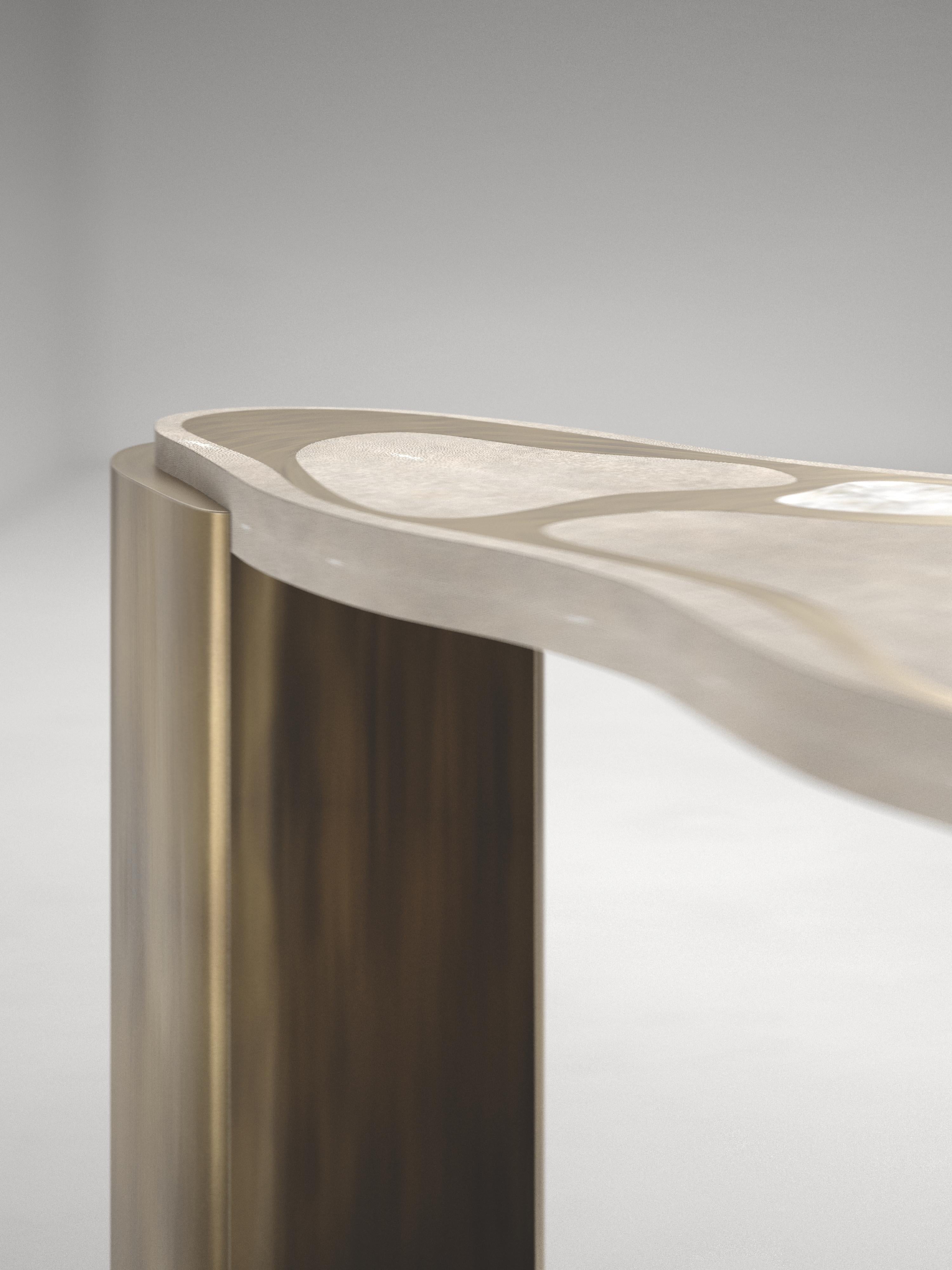 Table console en galuchat avec détails en laiton patiné par Kifu Paris Neuf - En vente à New York, NY
