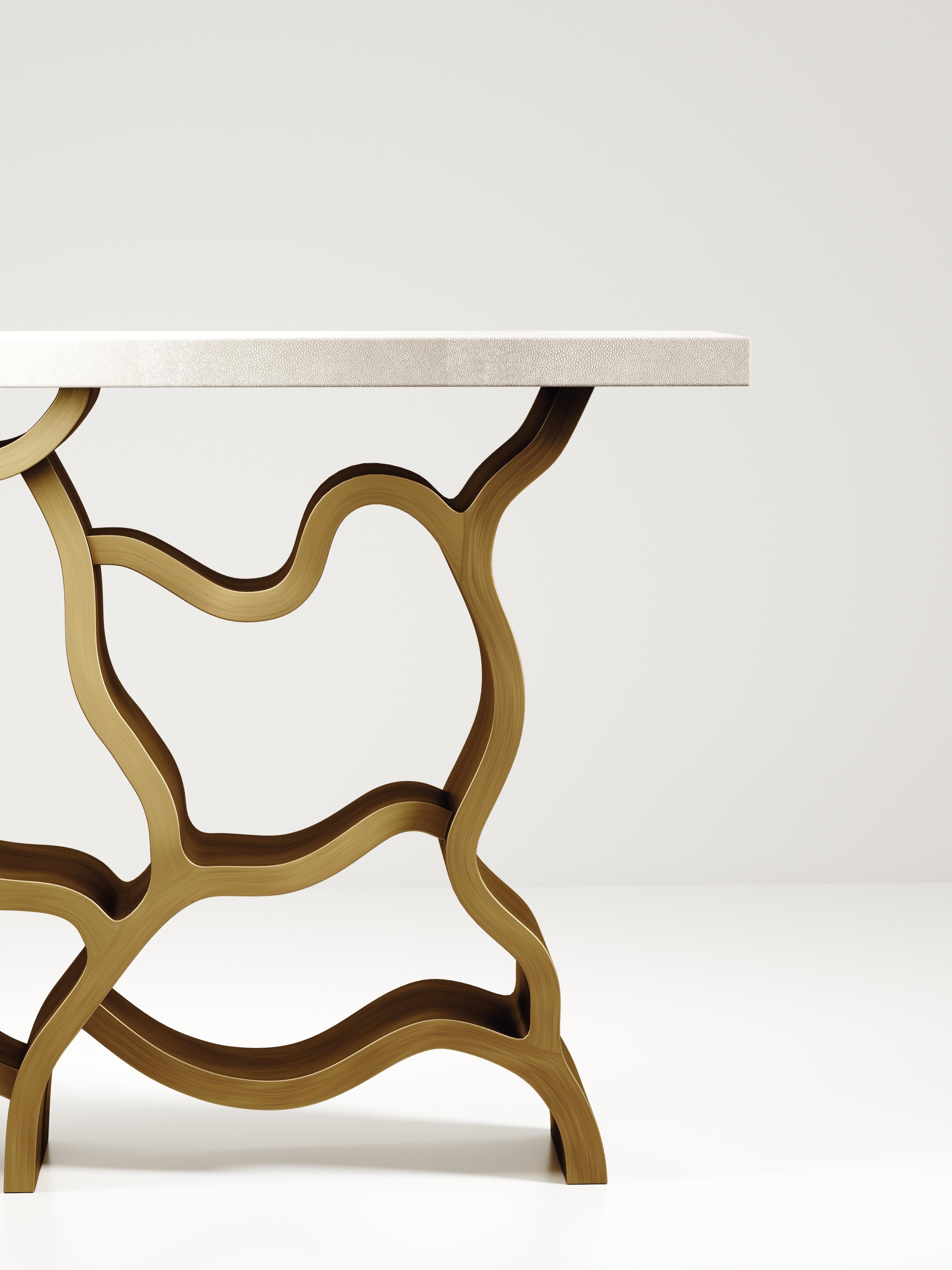 Table console en galuchat avec détails en laiton patiné par Kifu Paris Neuf - En vente à New York, NY