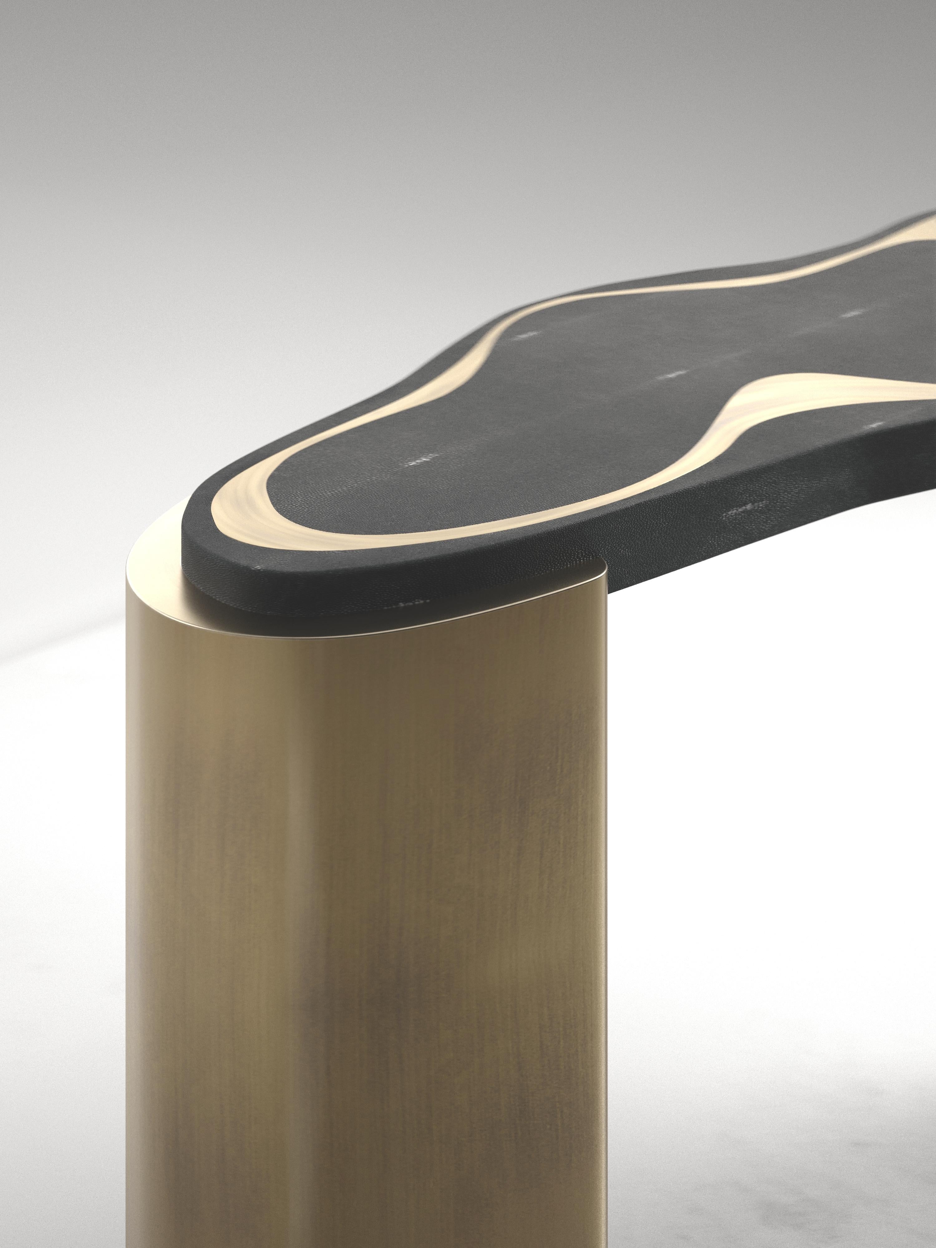 XXIe siècle et contemporain Table console en galuchat avec détails en laiton patiné par Kifu Paris en vente