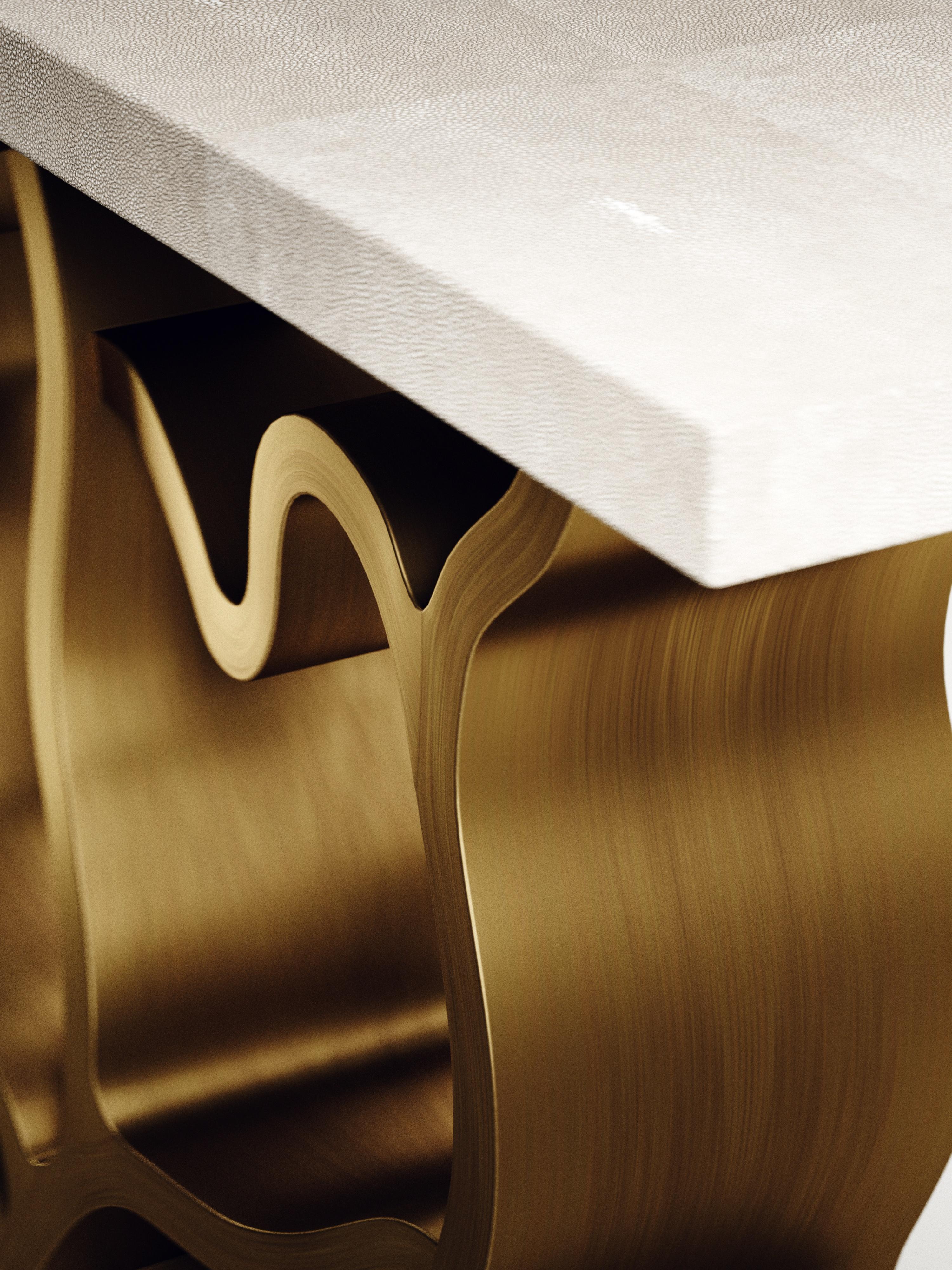 Laiton Table console en galuchat avec détails en laiton patiné par Kifu Paris en vente
