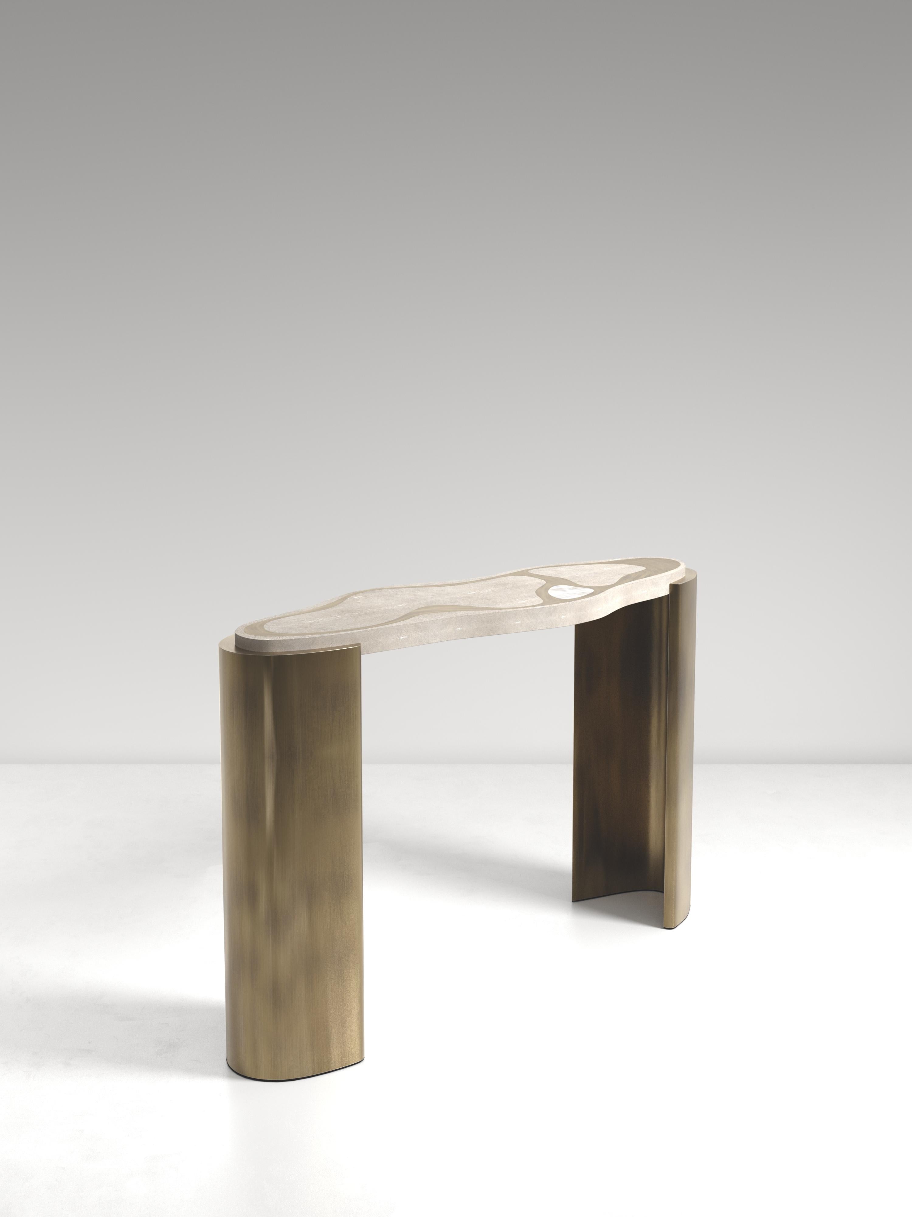 Table console en galuchat avec détails en laiton patiné par Kifu Paris en vente 1