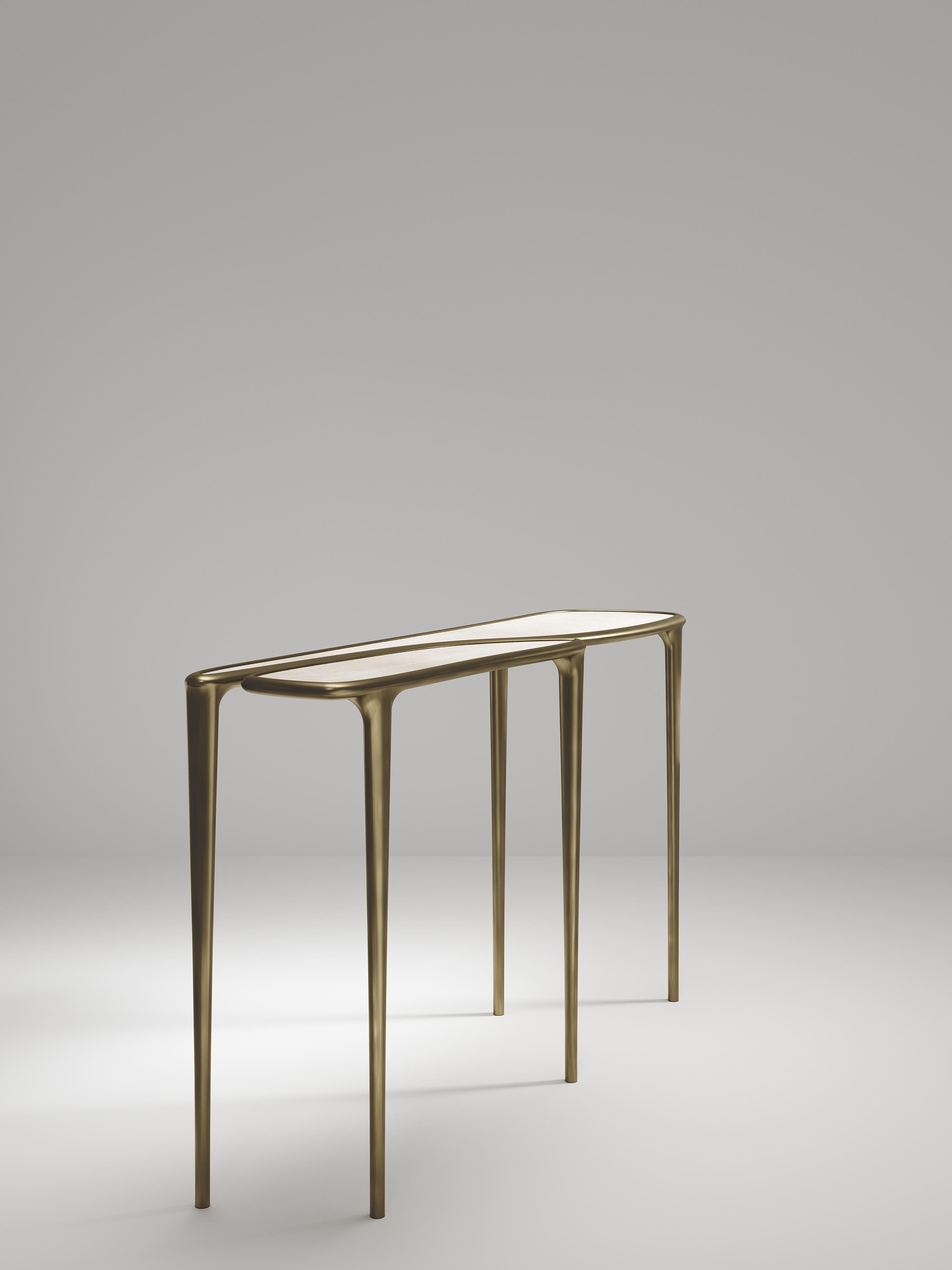 Table console en galuchat avec détails en laiton bronze-patina de R&Y Augousti en vente 2