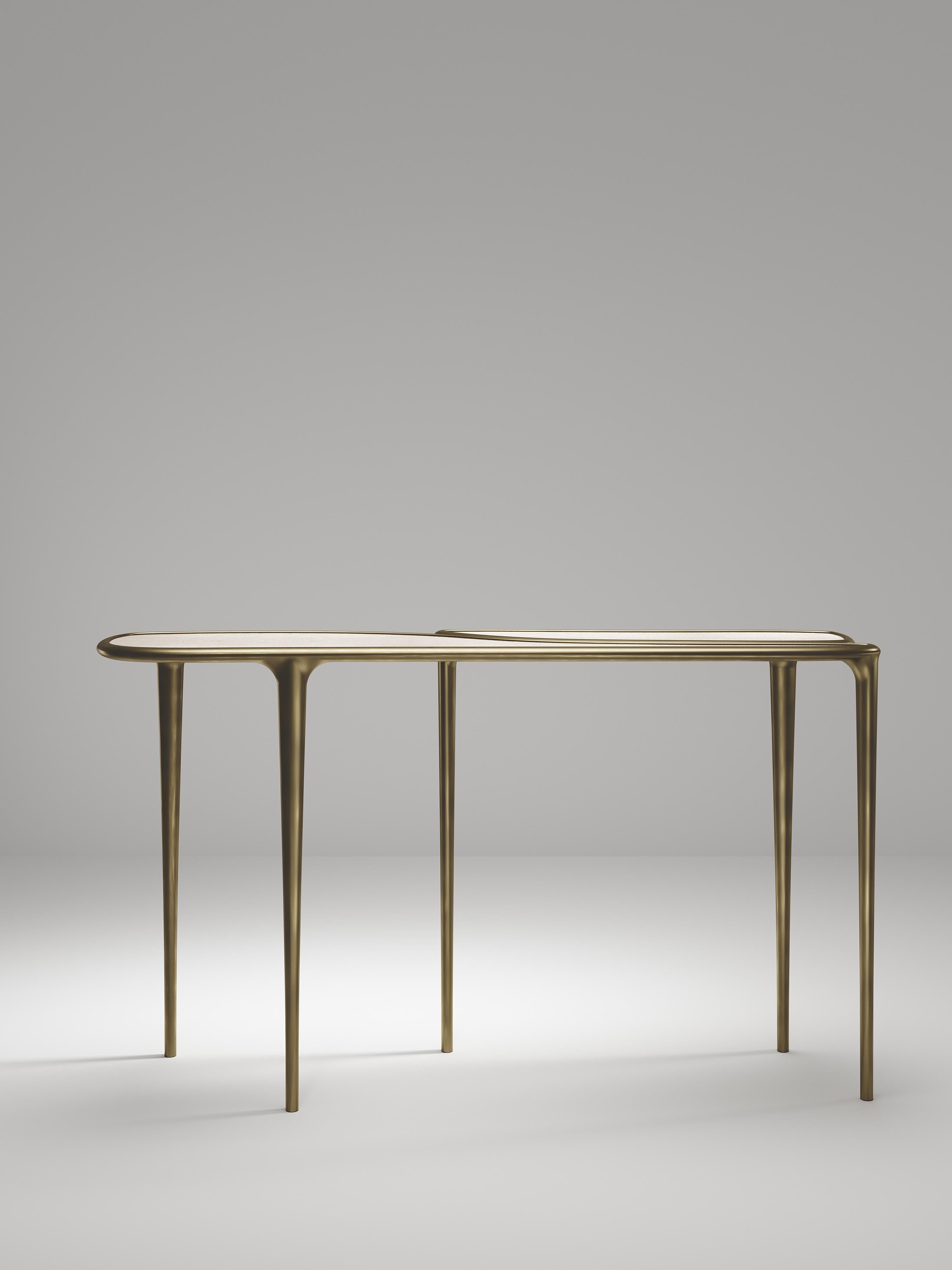 Table console en galuchat avec détails en laiton bronze-patina de R&Y Augousti en vente 3