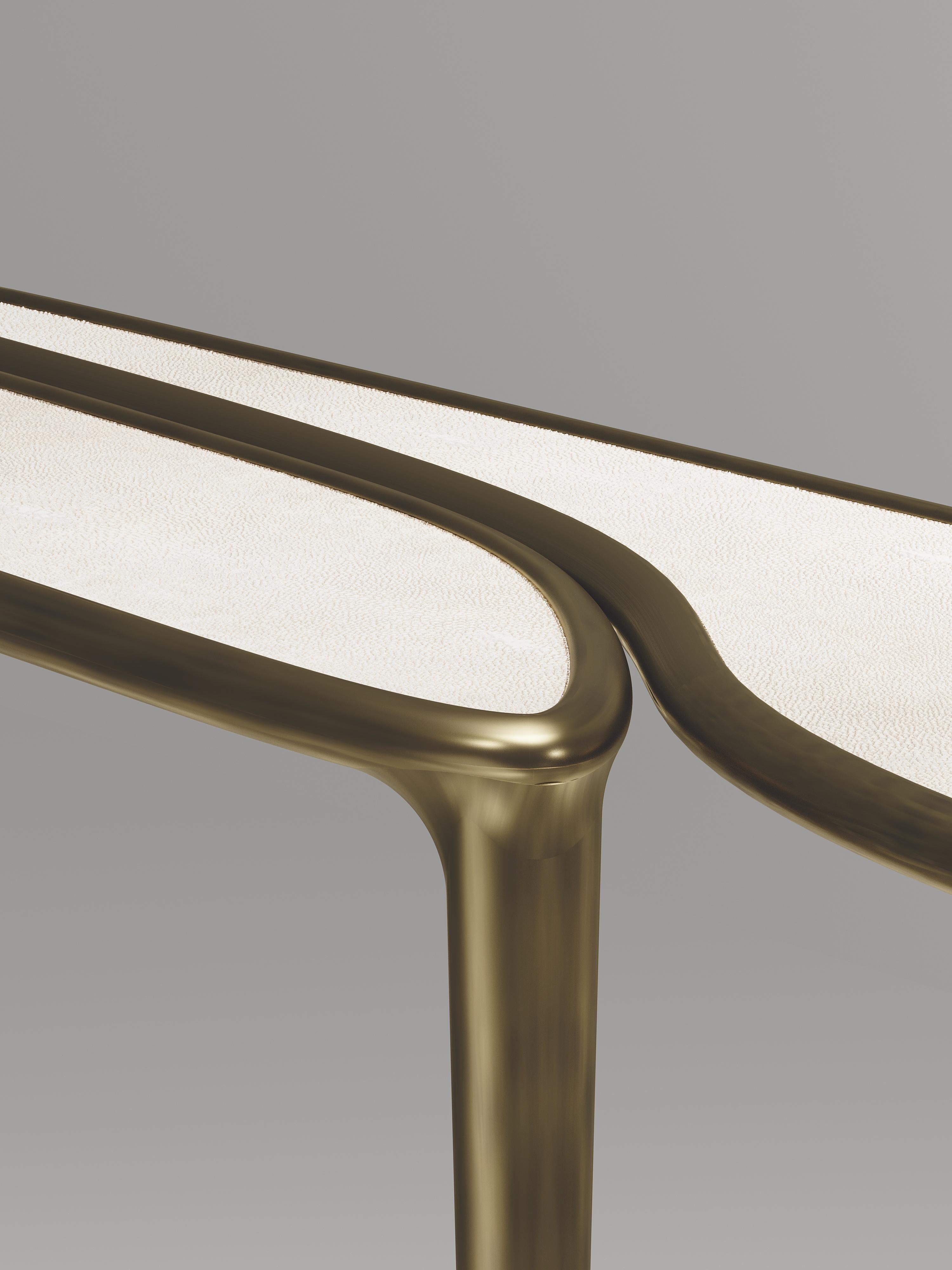Table console en galuchat avec détails en laiton bronze-patina de R&Y Augousti en vente 4