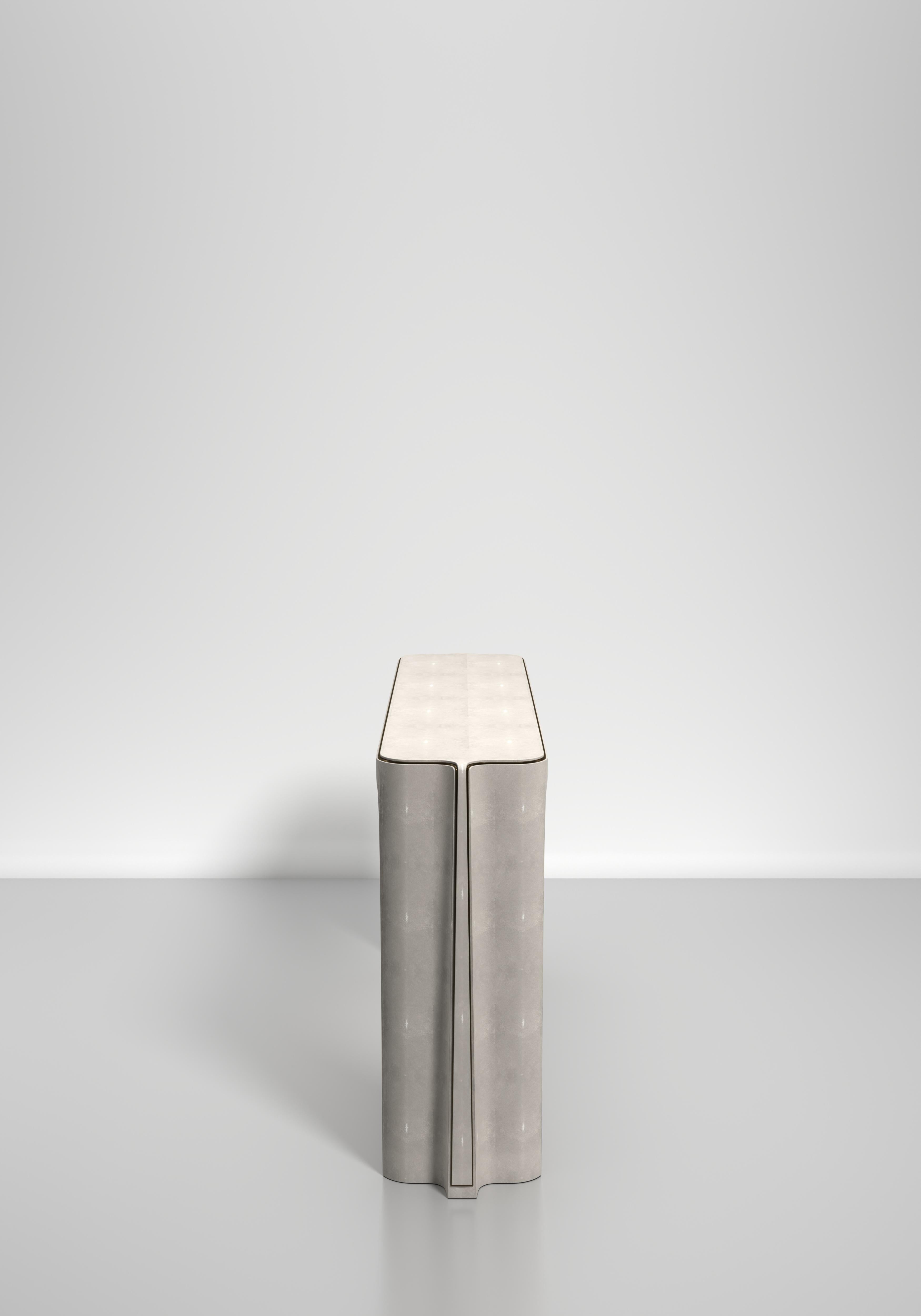 Table console en galuchat avec détails en laiton patiné par R&Y Augousti en vente 4