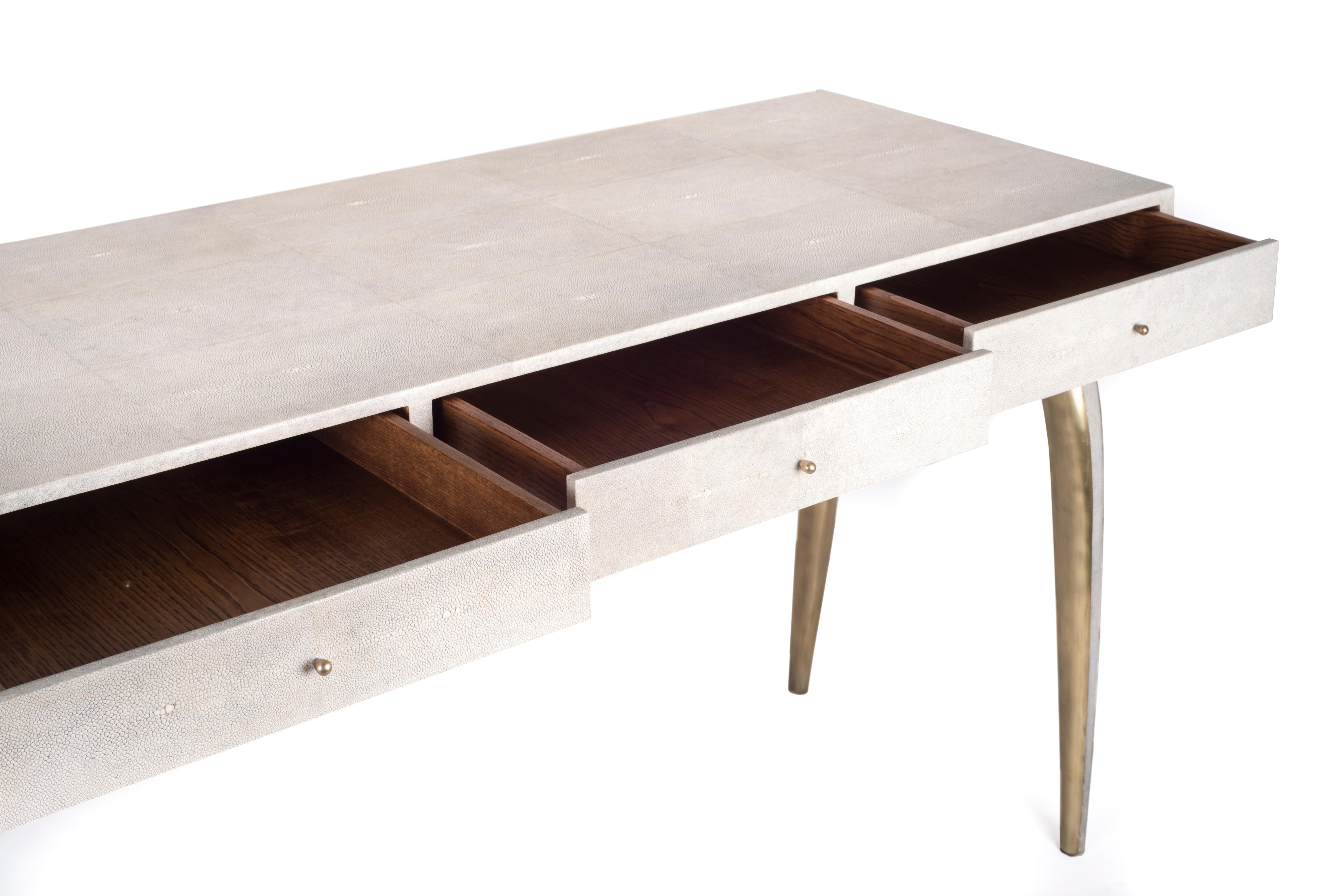 Table console en galuchat avec dtails en laiton bronze-patina de R&Y Augousti en vente 8