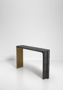 Tavolo consolle in zigrino con dettagli in ottone patinato bronzo di R&Y Augousti