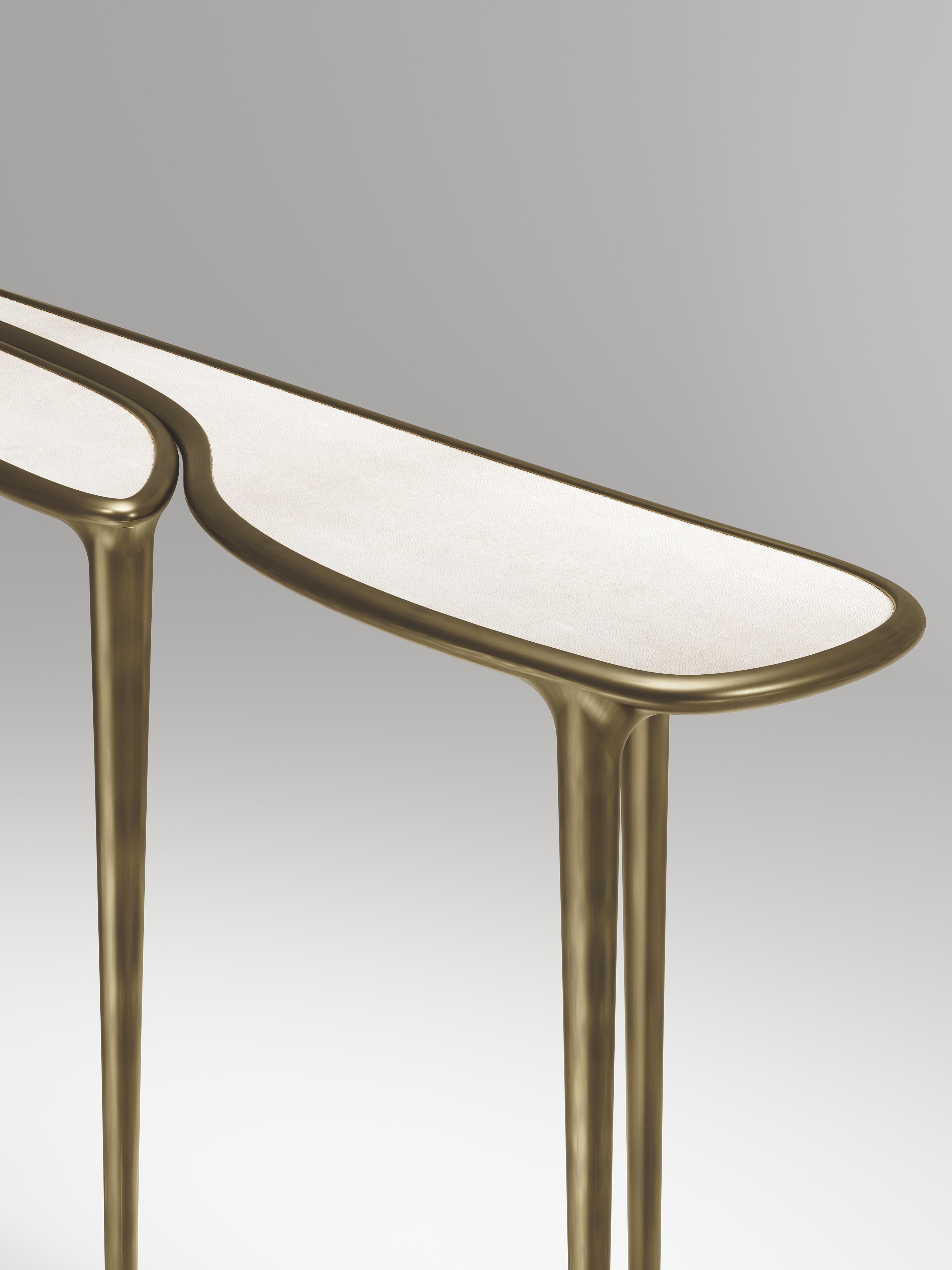 Français Table console en galuchat avec détails en laiton bronze-patina de R&Y Augousti en vente