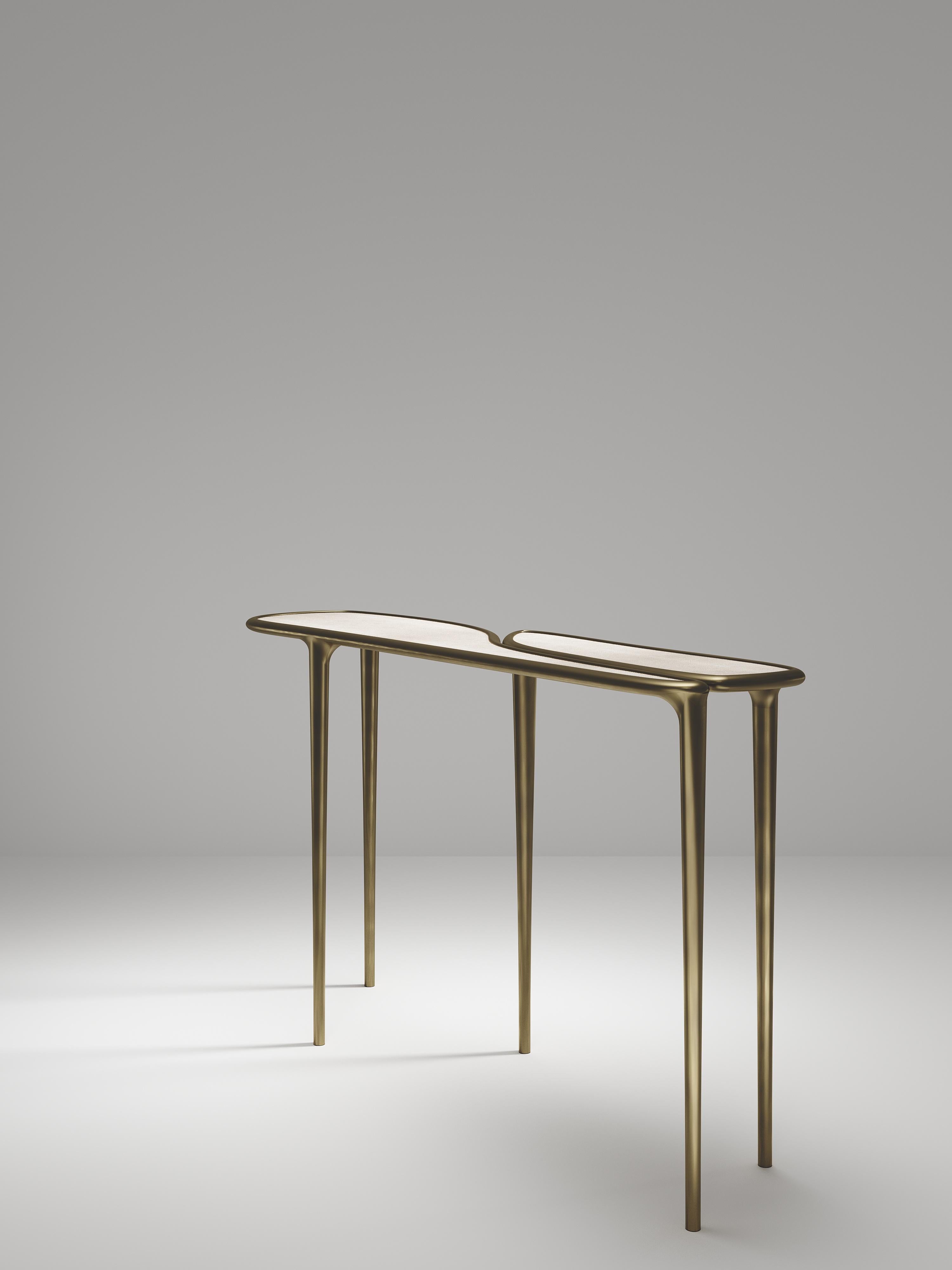 Table console en galuchat avec détails en laiton bronze-patina de R&Y Augousti Neuf - En vente à New York, NY