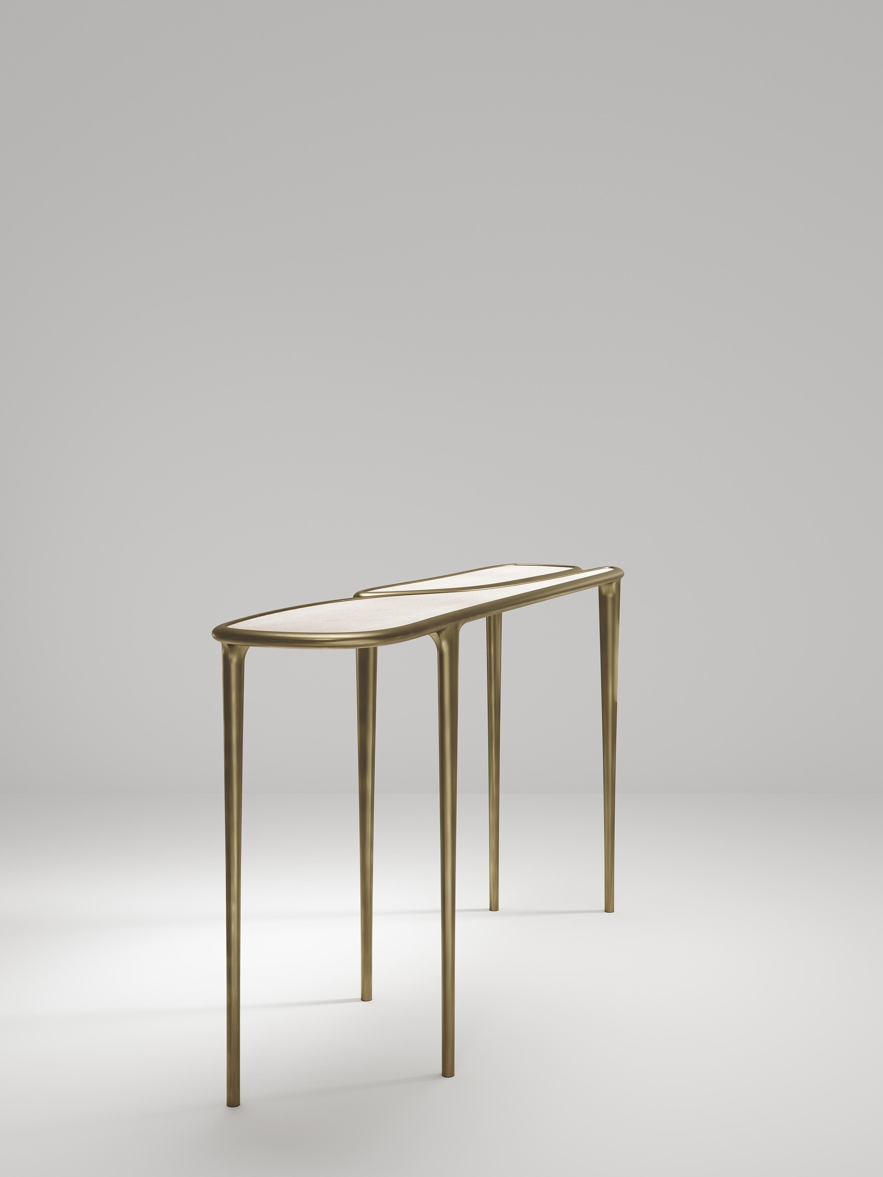 XXIe siècle et contemporain Table console en galuchat avec détails en laiton bronze-patina de R&Y Augousti en vente
