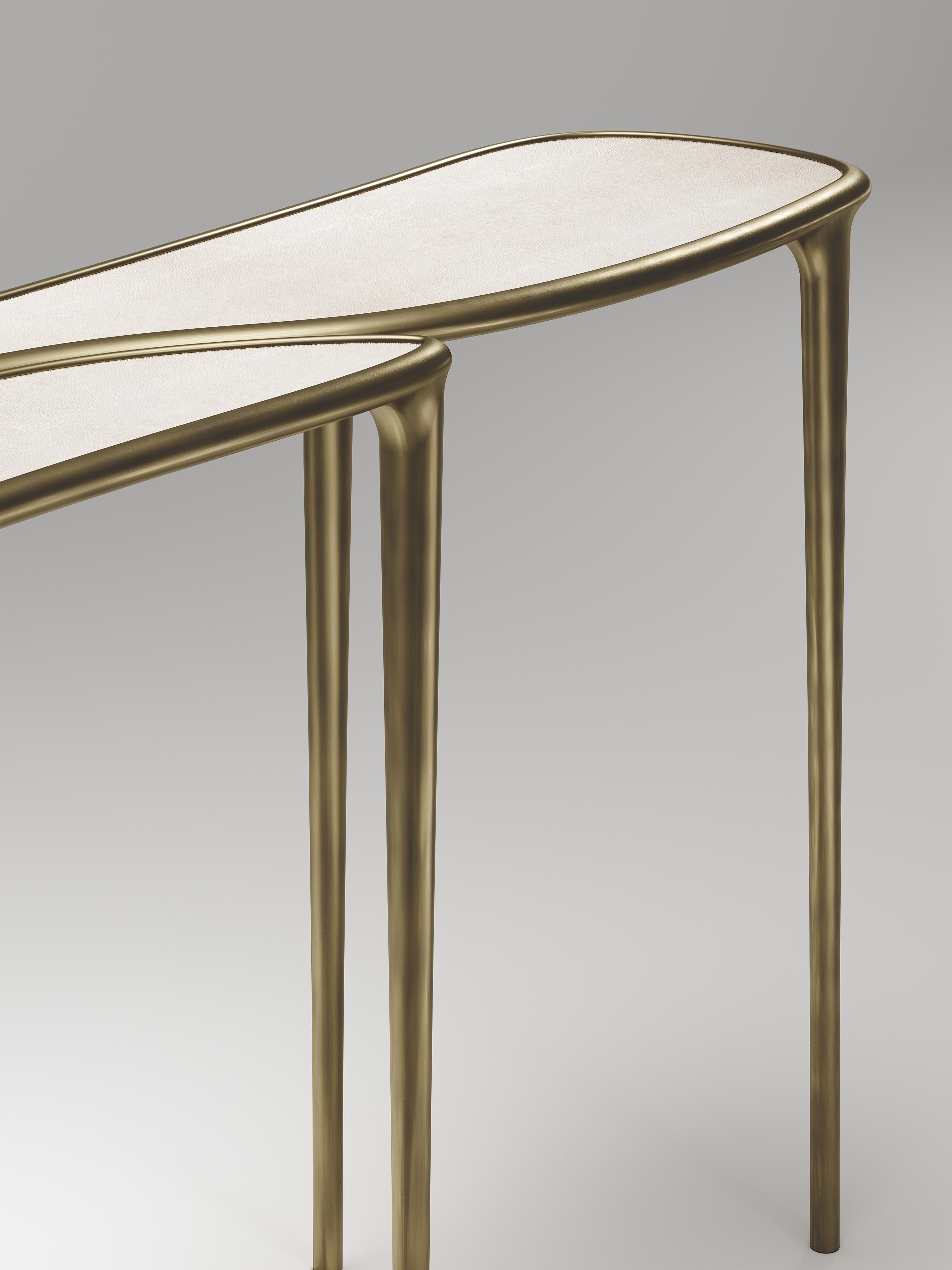 Laiton Table console en galuchat avec détails en laiton bronze-patina de R&Y Augousti en vente