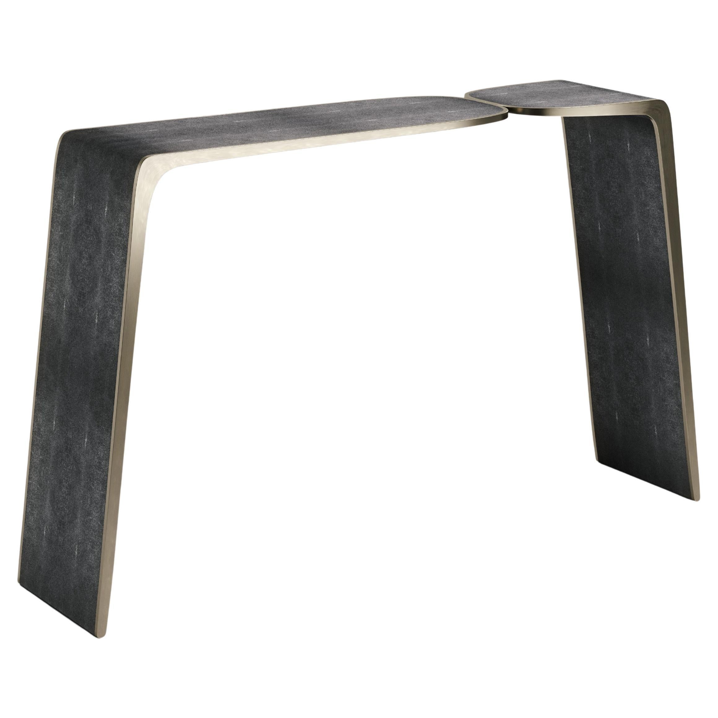 Console en galuchat avec détails en laiton patiné bronze de Kifu Paris