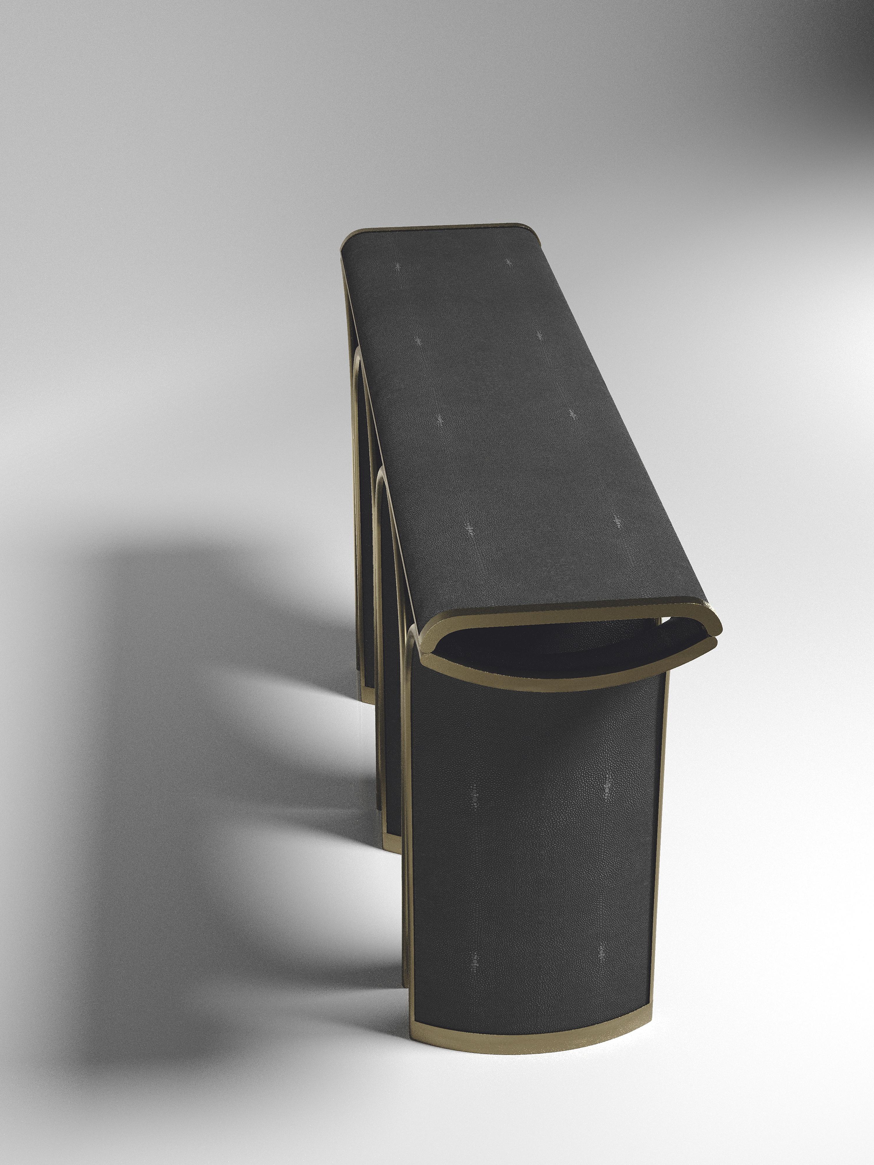 Fait main Console en galuchat avec détails en laiton bronze-patina de R&Y Augousti en vente