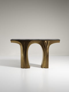 Consola de piel de zapa con detalles de latón patinado en bronce by R&Y Augousti