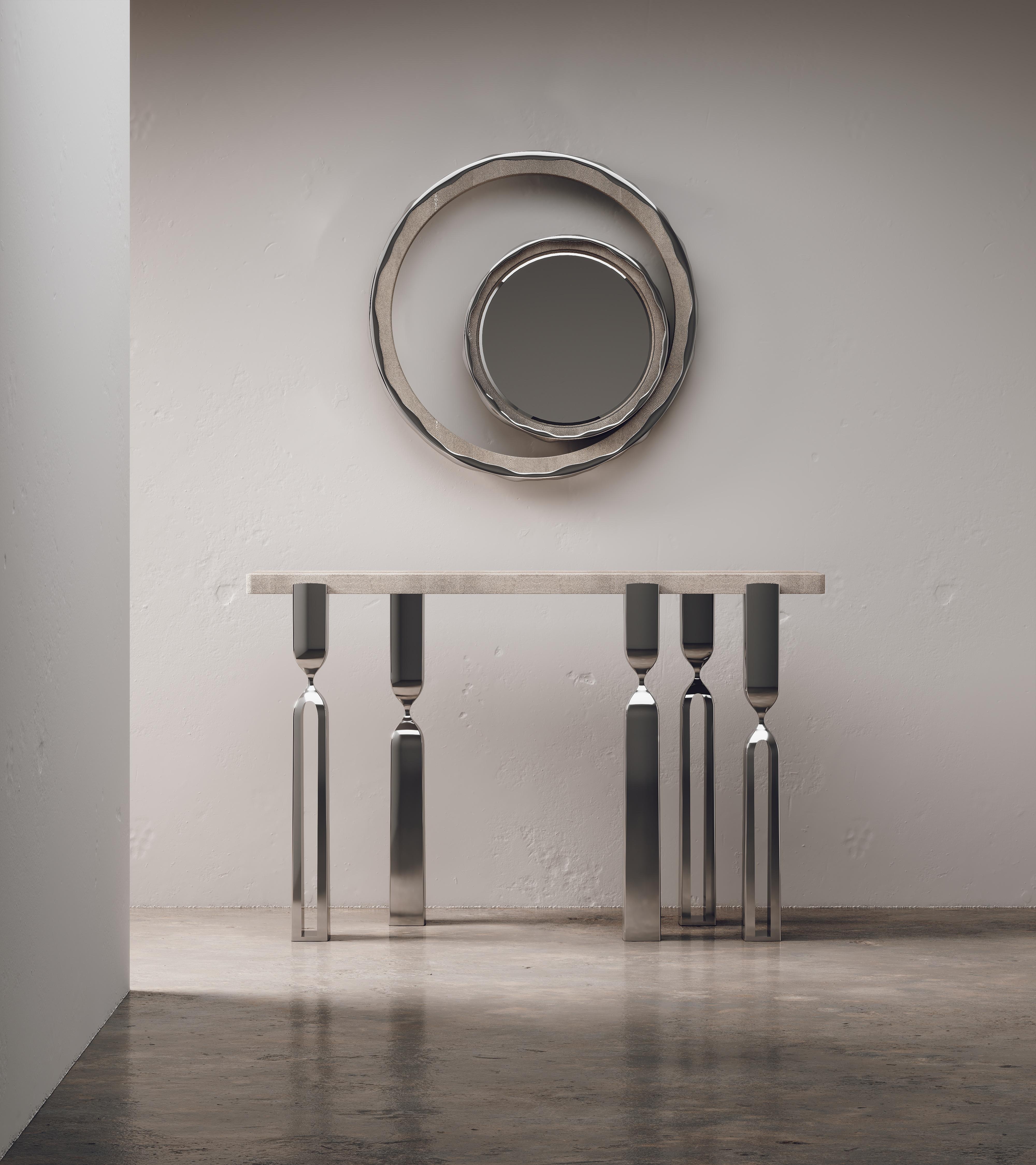 La marca, con sede en París, se ha distinguido desde su lanzamiento por su icónico uso del shagreen mezclado con latón y otros materiales exóticos. Todos los muebles están hechos a mano por artesanos expertos, lo que hace que cada pieza sea única,
