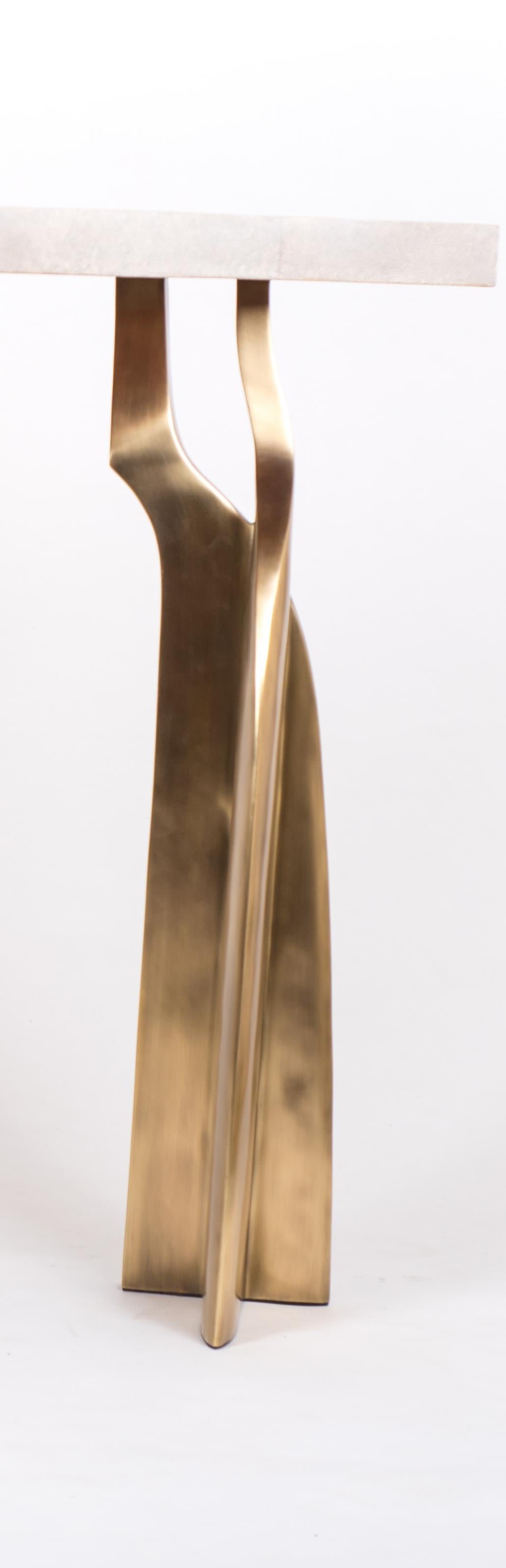 Français Console en galuchat avec pieds sculpturaux en laiton bronze-patina de Kifu, Paris en vente
