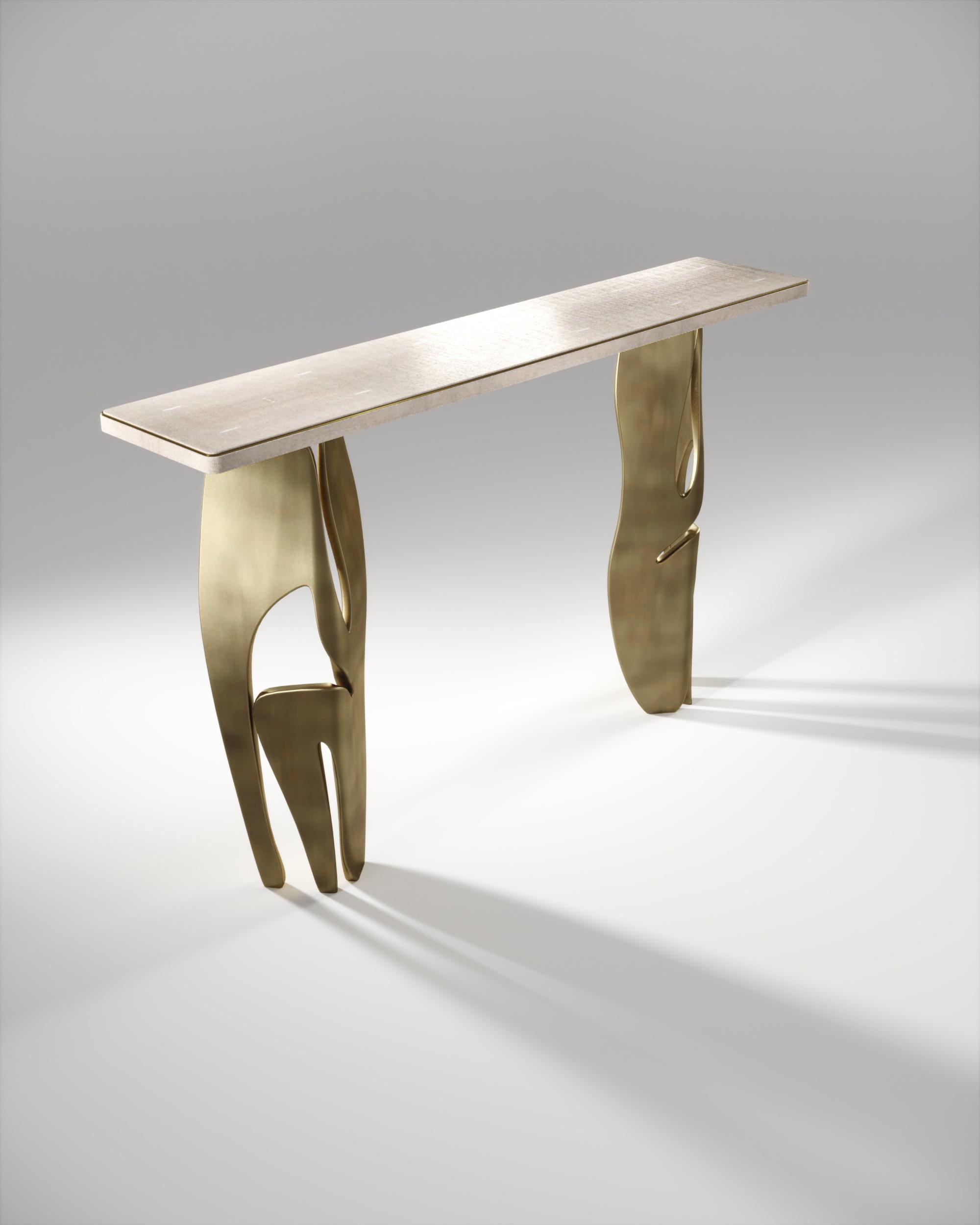 Fatto a mano Consolle in zigrino con gambe scultoree in ottone patinato di R & Y Augousti in vendita