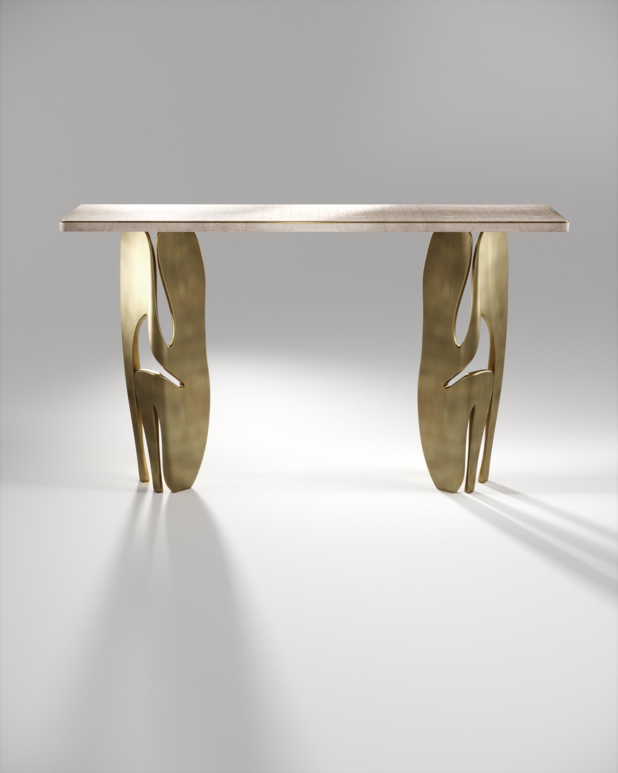 Consolle in zigrino con gambe scultoree in ottone patinato di R & Y Augousti In condizioni Nuovo in vendita a New York, NY