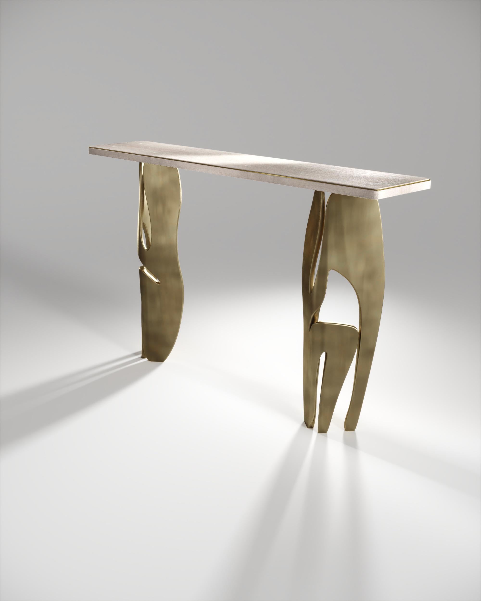 XXI secolo e contemporaneo Consolle in zigrino con gambe scultoree in ottone patinato di R & Y Augousti in vendita
