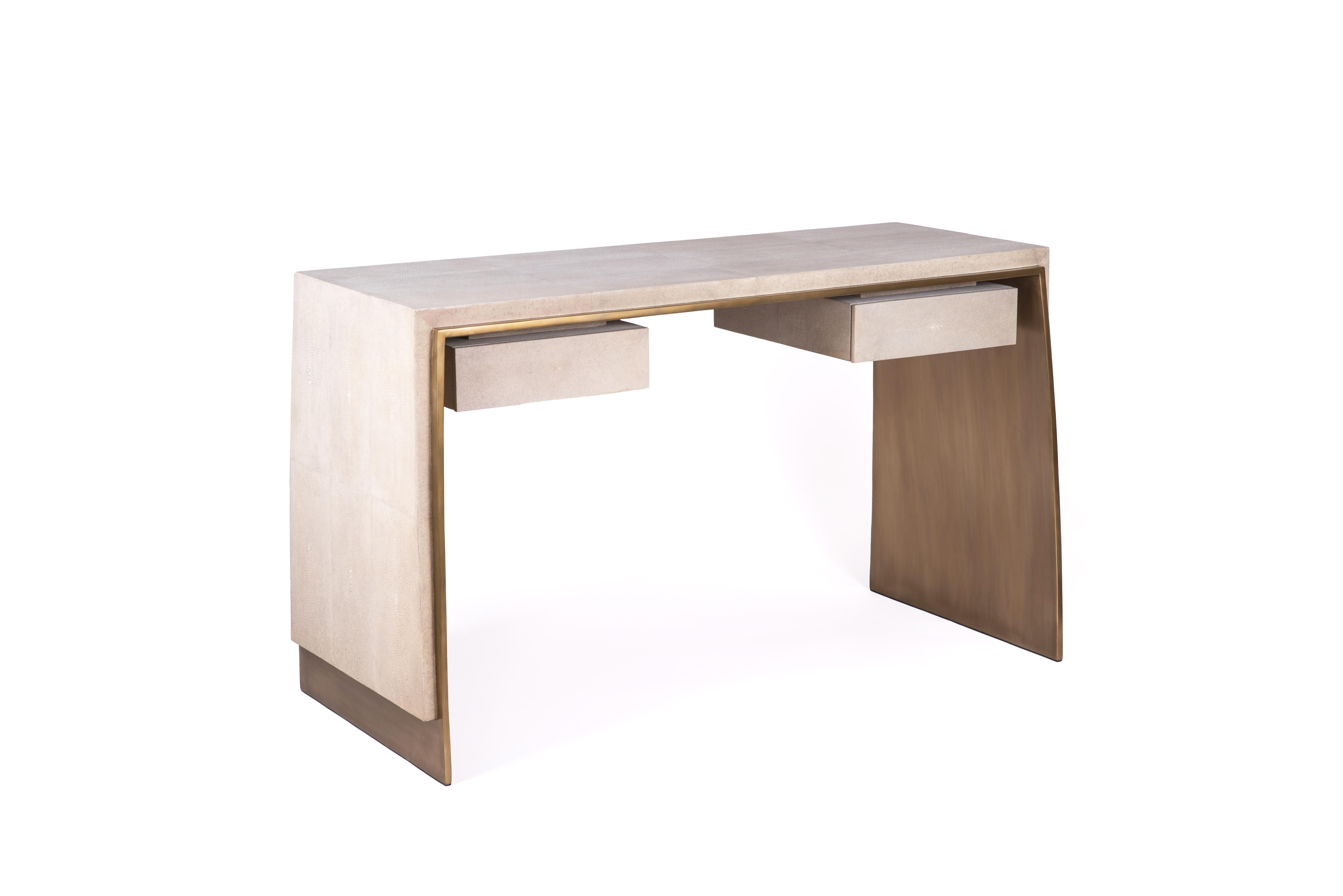 Art déco Bureau en galuchat et tabouret assorti avec détails en laiton Bronze-Patina de R&Y Augousti en vente