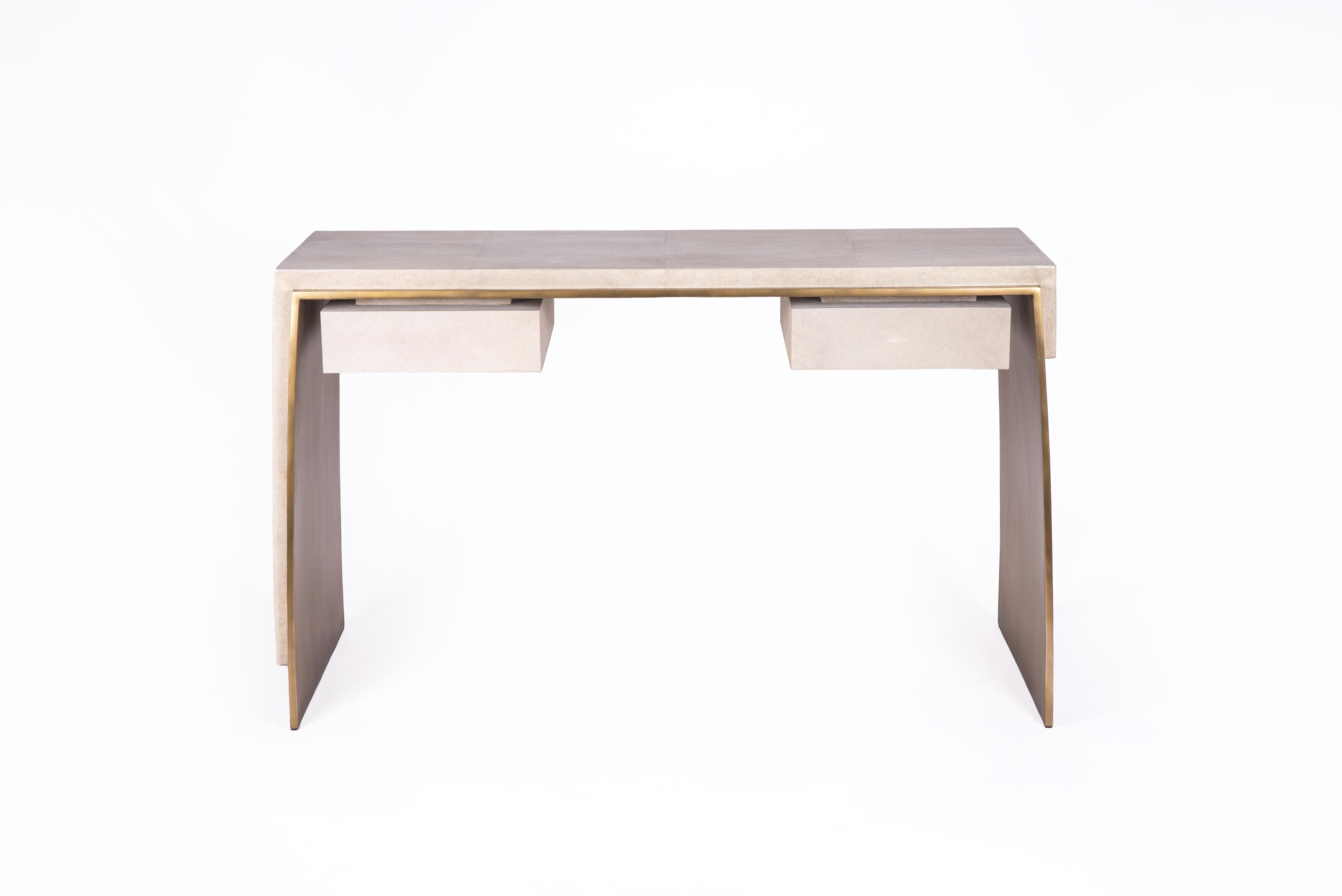 Fait main Bureau en galuchat et tabouret assorti avec détails en laiton Bronze-Patina de R&Y Augousti en vente