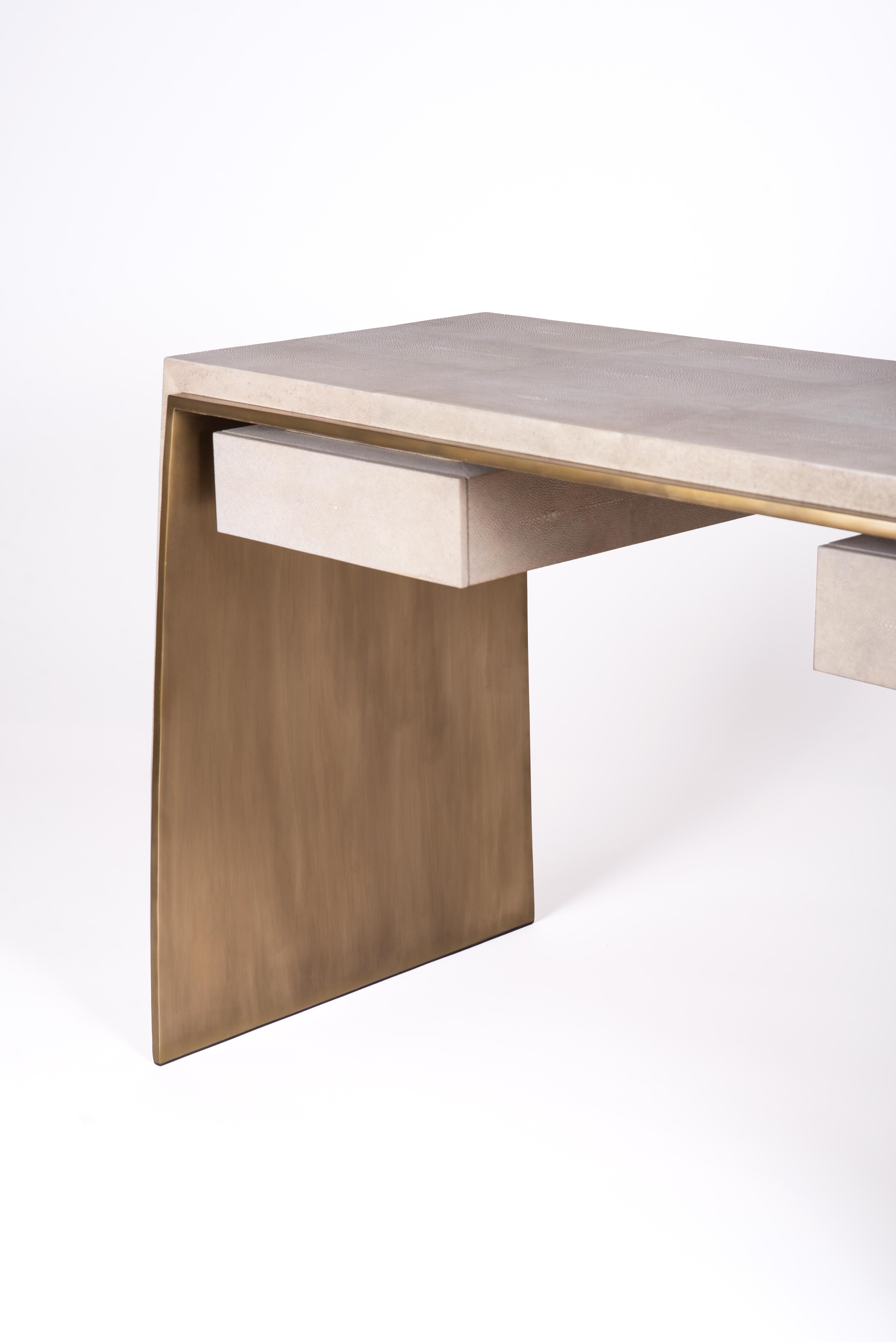 Scrivania in zigrino e sgabello abbinato con dettagli in ottone patinato di R & Y Augousti In condizioni Nuovo in vendita a New York, NY