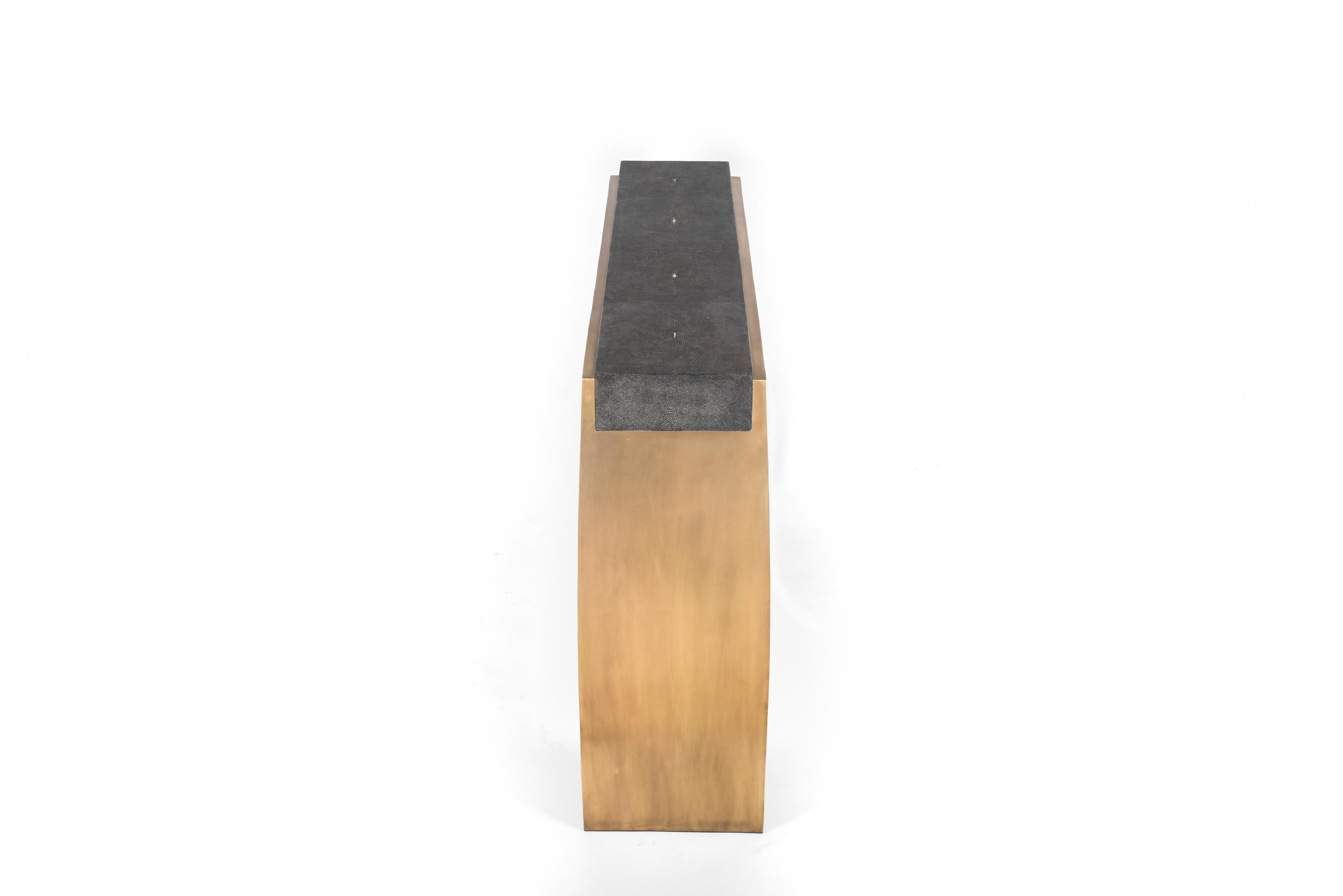 Bureau en galuchat avec détails en laiton bronze-patina de R&Y Augousti en vente 7
