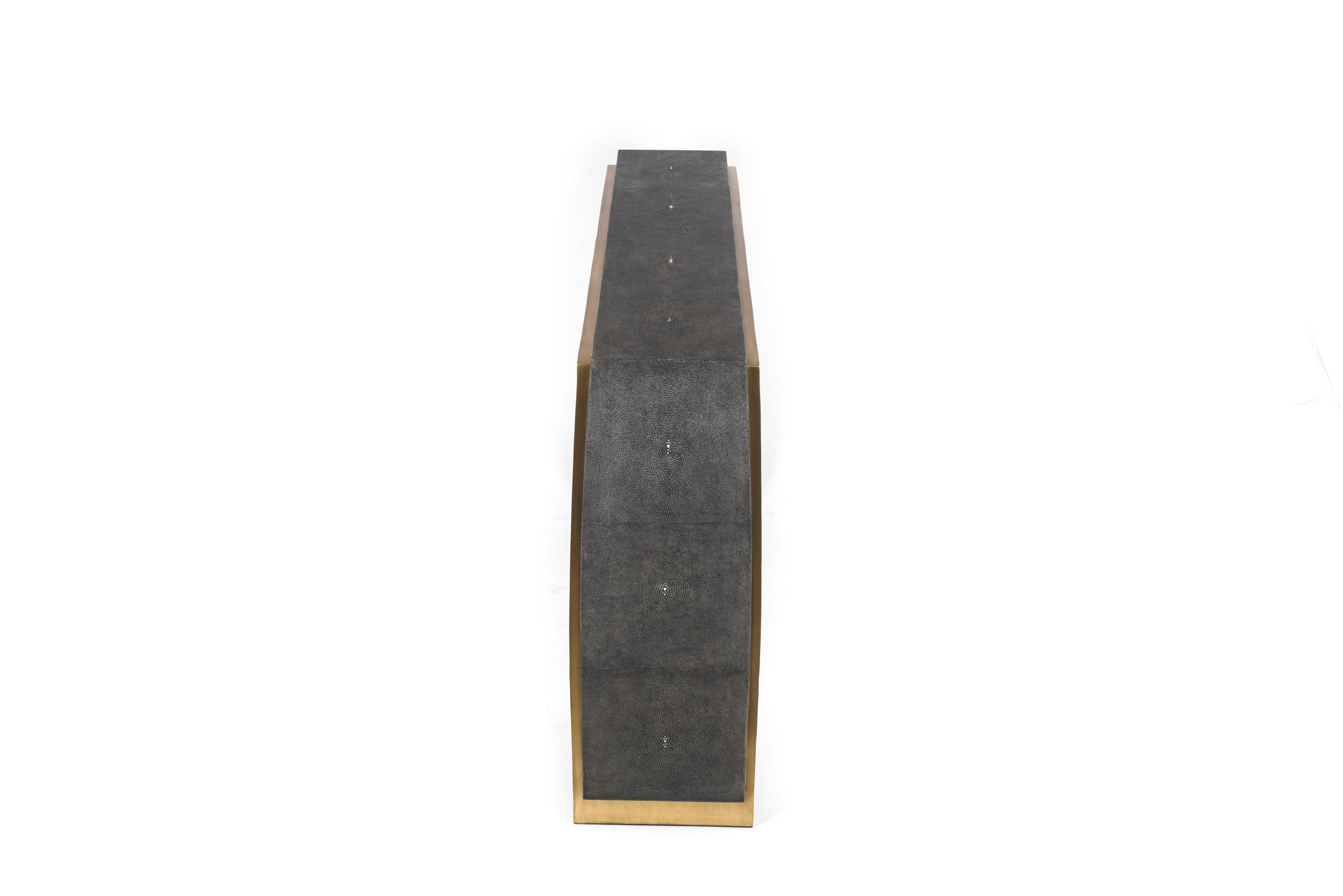 Bureau en galuchat avec détails en laiton bronze-patina de R&Y Augousti en vente 8