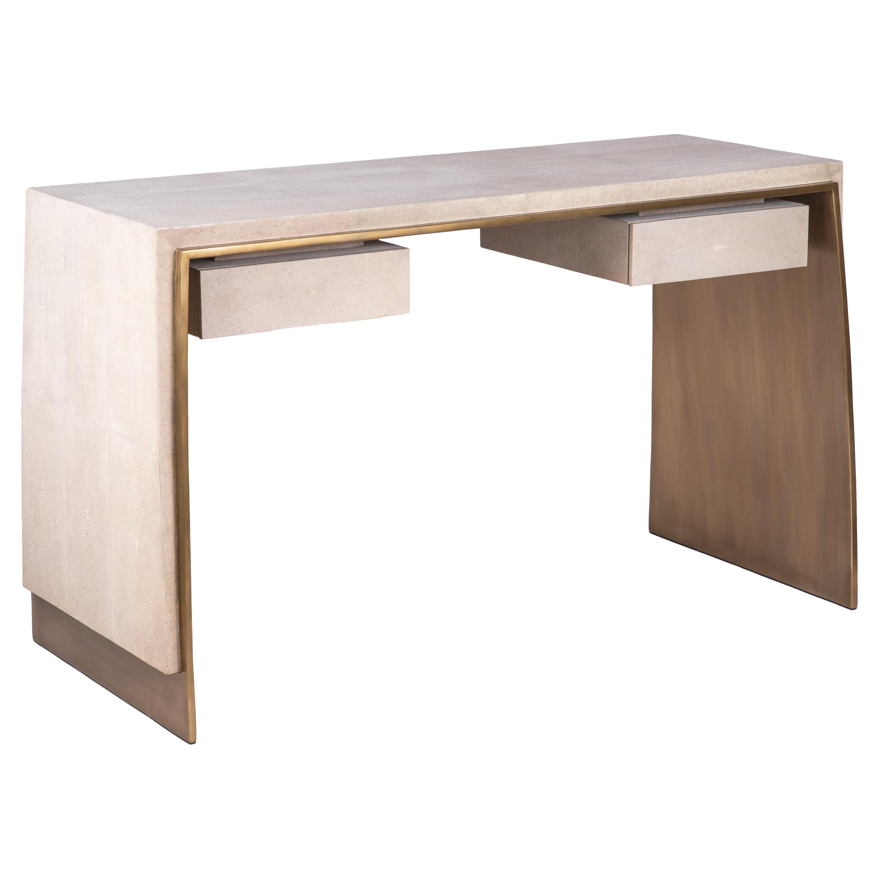 Bureau en galuchat avec détails en laiton Patina par R&Y Augousti