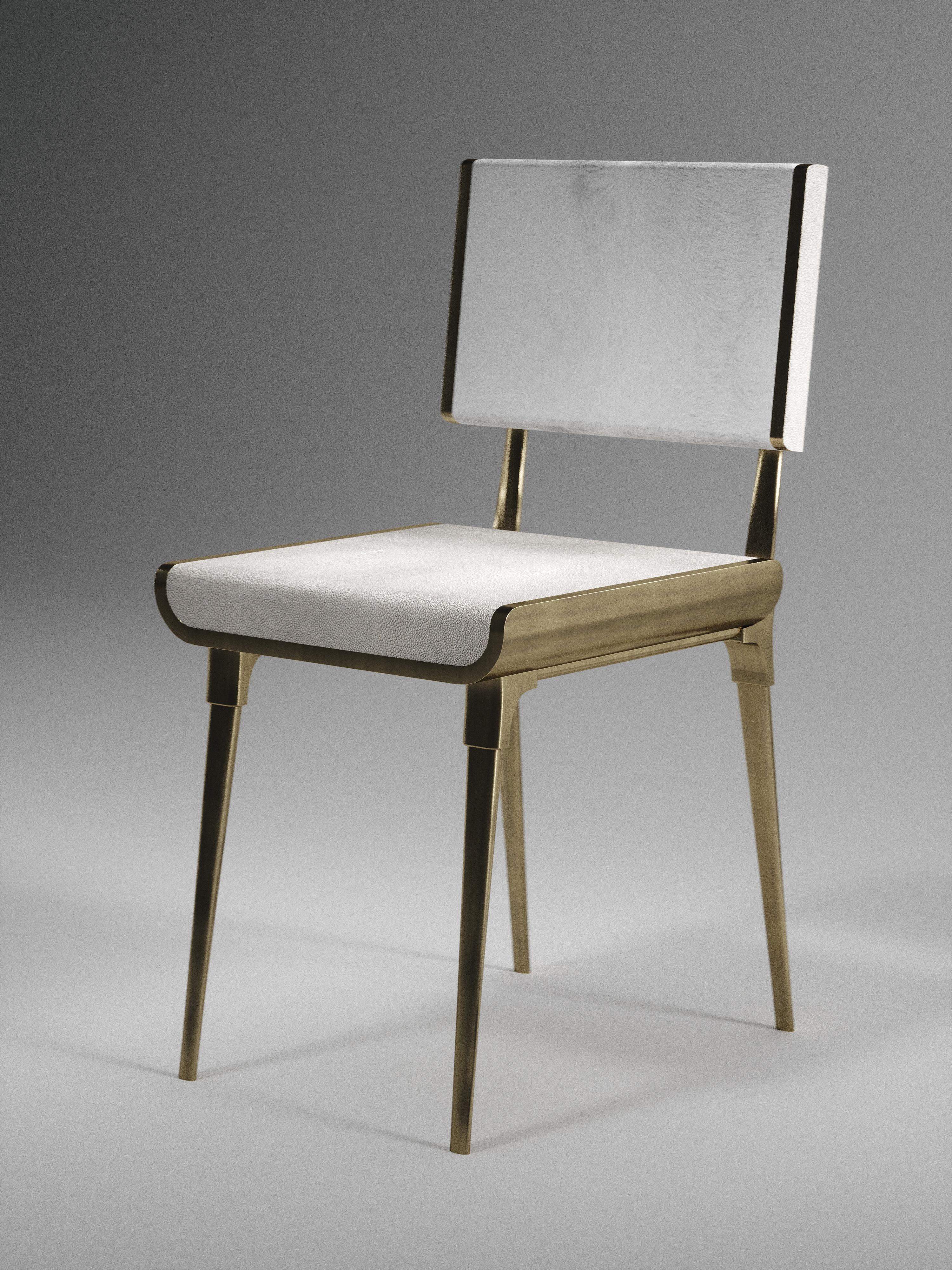 Inspiriert von der originalen Dandy-Bank von Kifu Paris (siehe Bilder am Ende des Dias), ist der Dandy II Chair die ultimative Luxus-Sitzgelegenheit für ein Esszimmer oder eine Ecke. Die Sitzfläche ist mit cremefarbenem Chagrin eingelegt und die