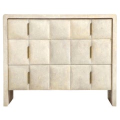 Shagreen-Kommode, cremefarbene Farbe mit Messinggriffen, Art-déco-Stil