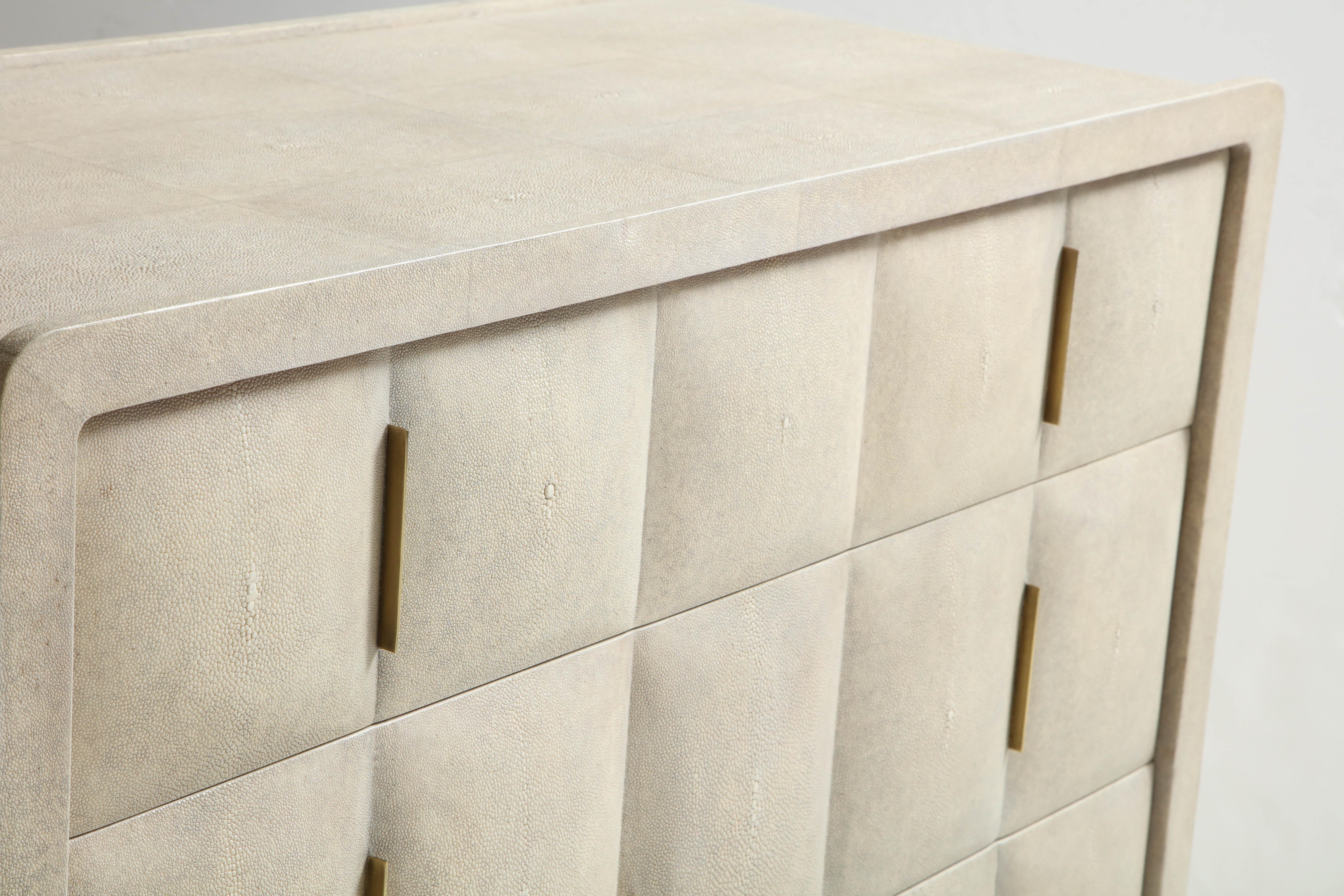 Shagreen-Kommode, cremefarbene Farbe mit Messinggriffen, Art-déco-Stil 3
