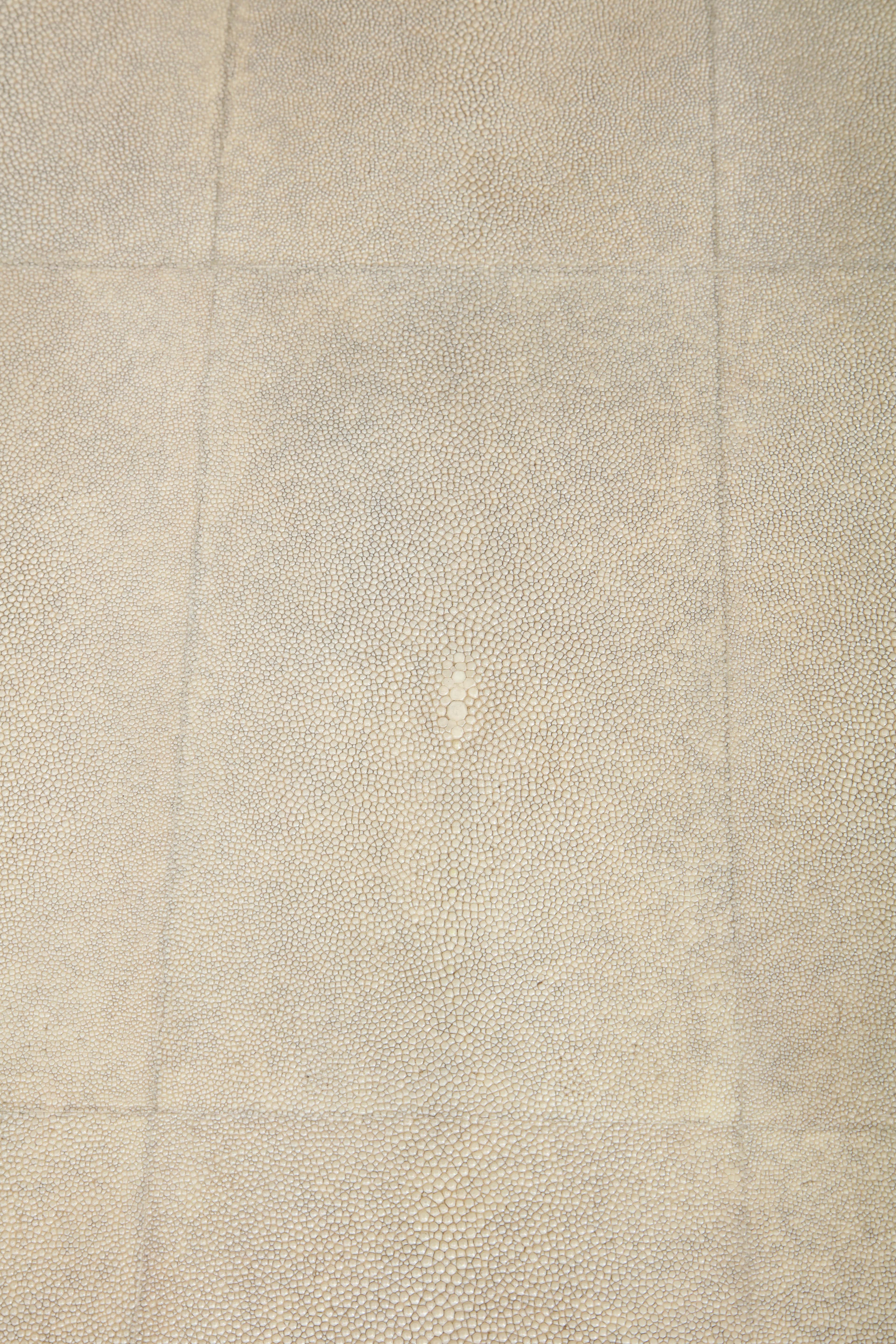 Shagreen-Kommode, cremefarbene Farbe mit Messinggriffen, Art-déco-Stil 6