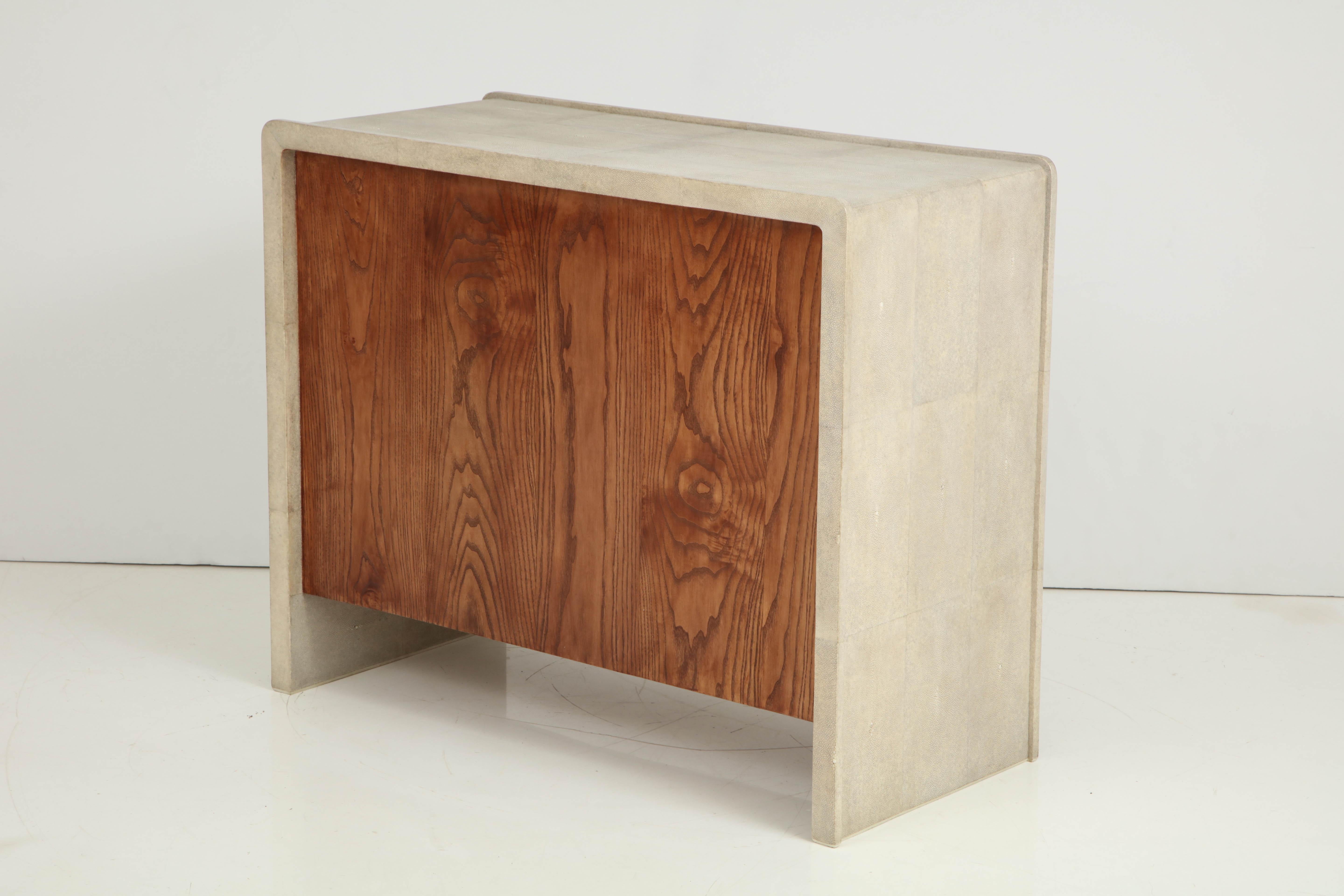 Shagreen-Kommode, cremefarbene Farbe mit Messinggriffen, Art-déco-Stil 7