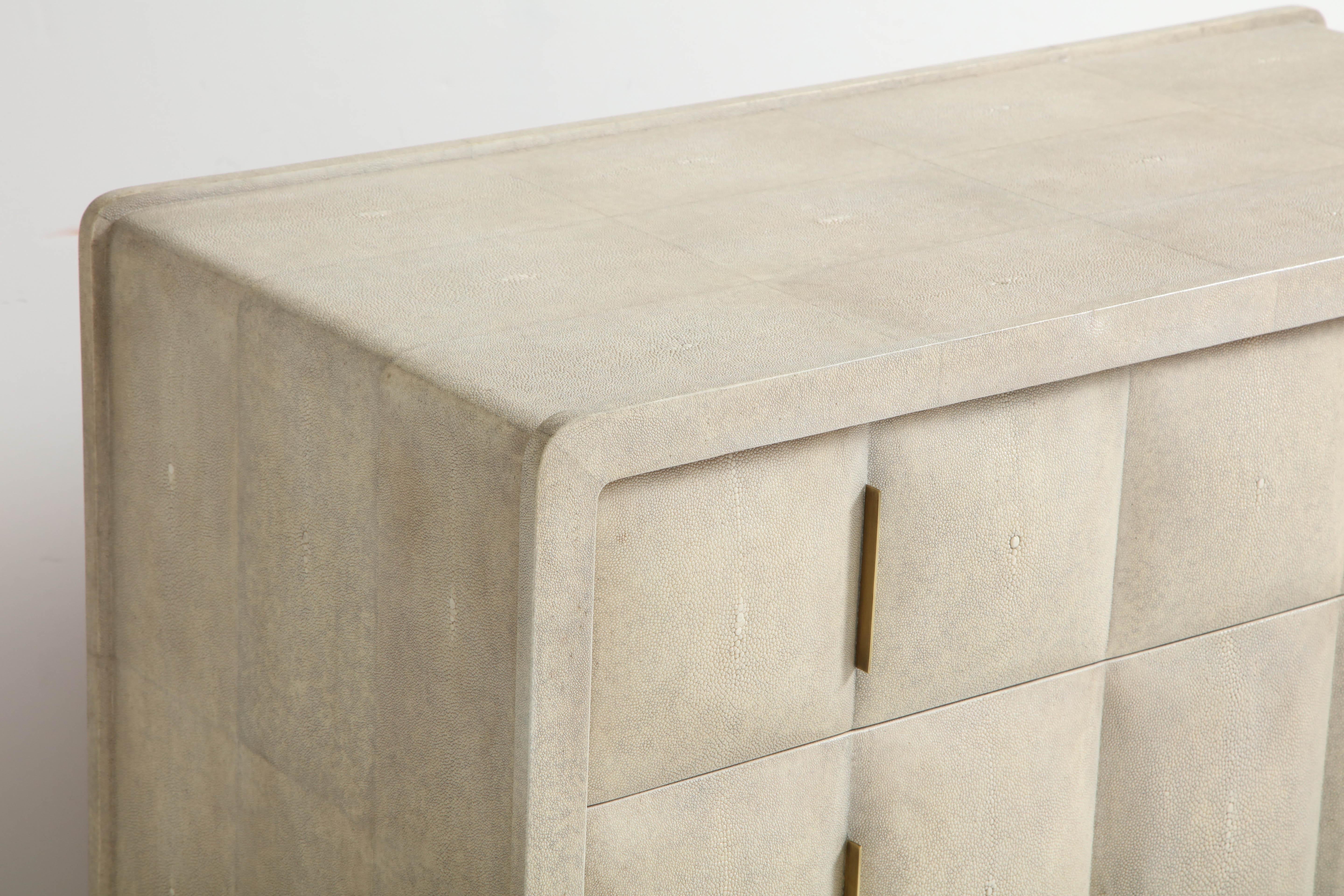 Shagreen-Kommode, cremefarbene Farbe mit Messinggriffen, Art-déco-Stil (Philippinisch)