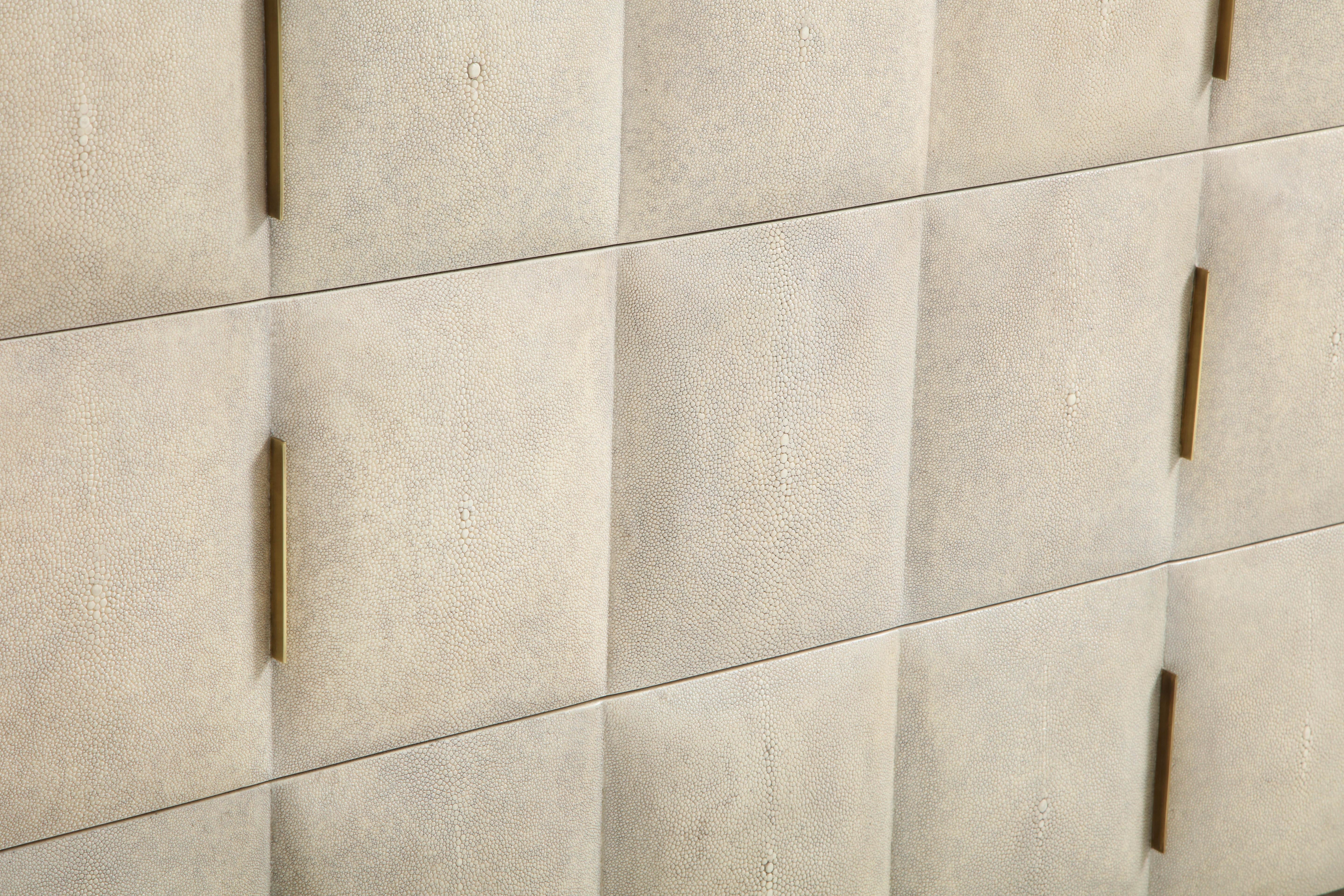 Shagreen-Kommode, cremefarbene Farbe mit Messinggriffen, Art-déco-Stil (Handgefertigt)