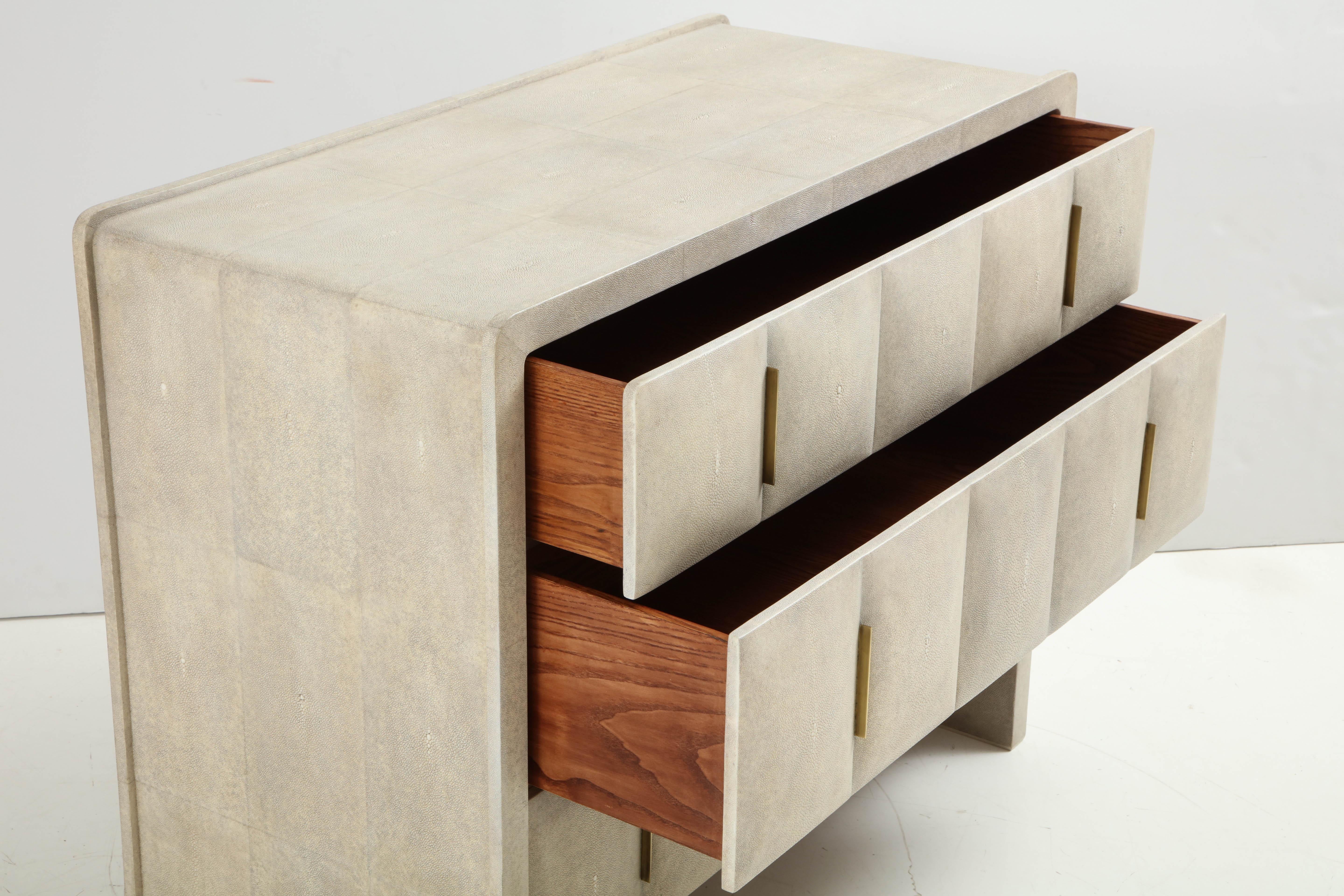 Shagreen-Kommode, cremefarbene Farbe mit Messinggriffen, Art-déco-Stil im Zustand „Neu“ in New York, NY