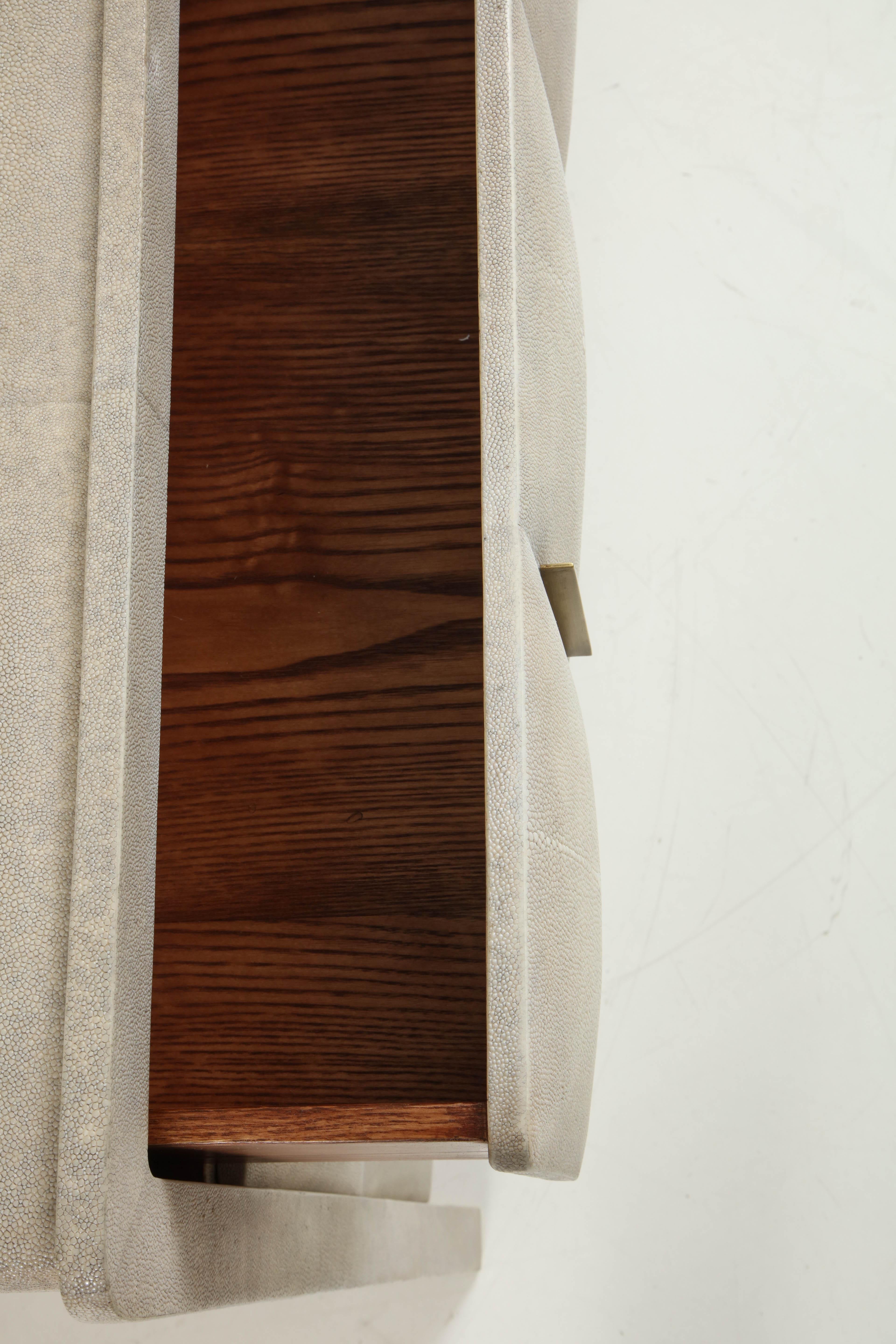 Shagreen-Kommode, cremefarbene Farbe mit Messinggriffen, Art-déco-Stil (21. Jahrhundert und zeitgenössisch)