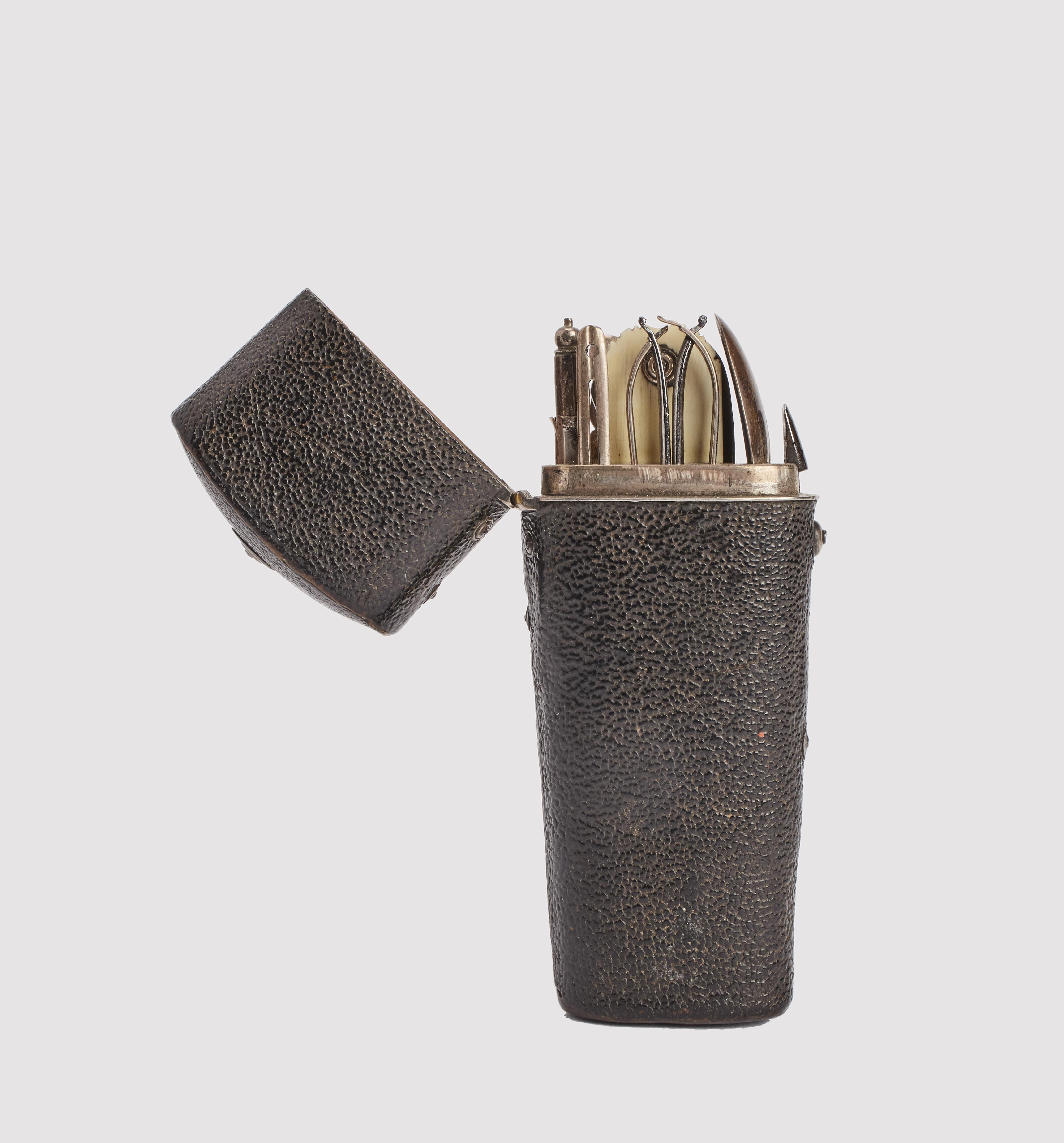 A very fine English Etui Case with original period fitting. The etui is carved in fruitwood and covered in a dark grey shagreen (Pastinachus sephen, Forrskål 1775) covering. It opens by pushing the button on the side. Finished in silver, the inner